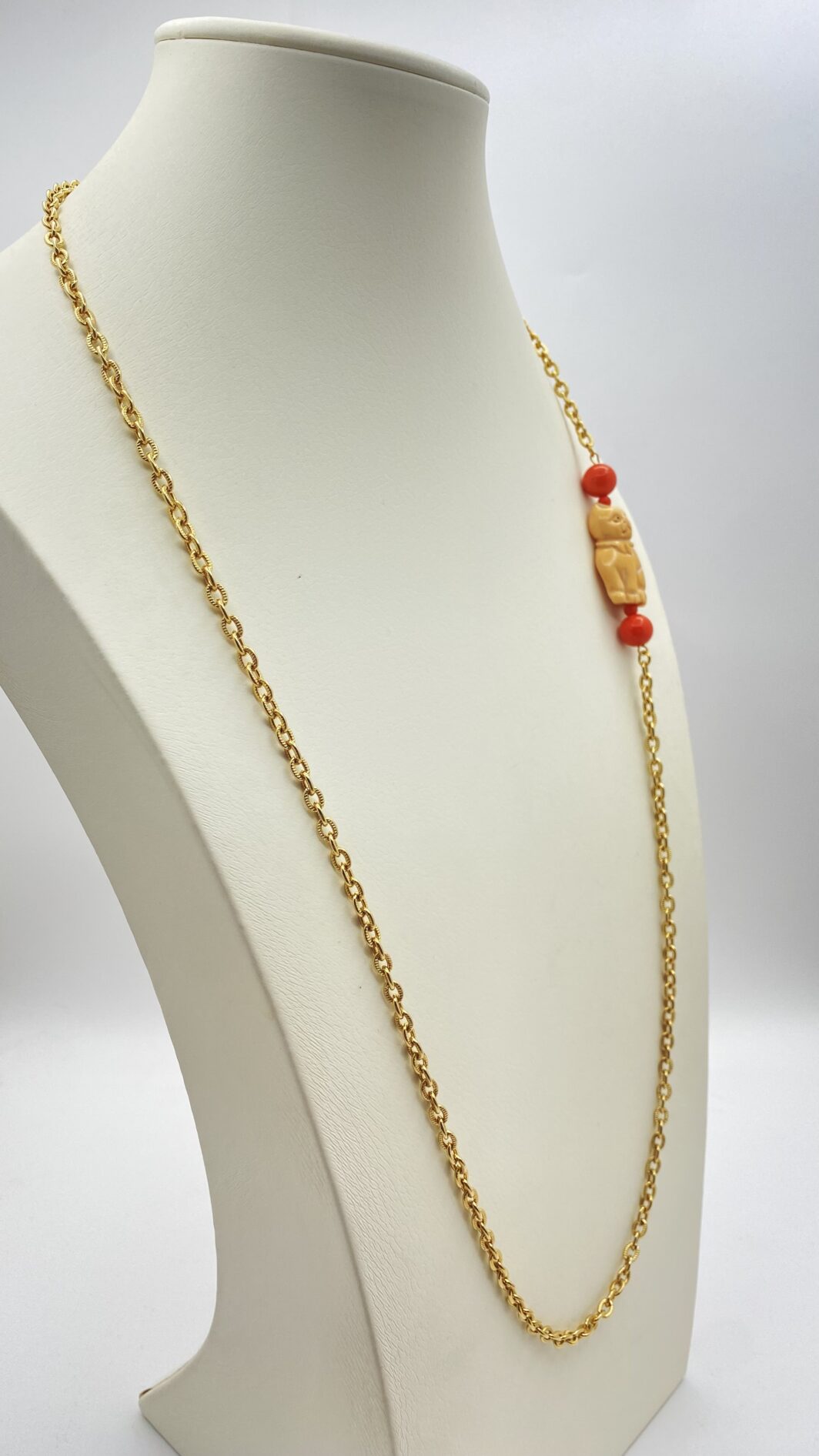 COLLANA ART DÉCO IN METALLO GOLDTONE CON GATTO IN AVORIO E CORALLO ROSSO. FRANCIA, PRIMA METÀ XX sec. - immagine 5