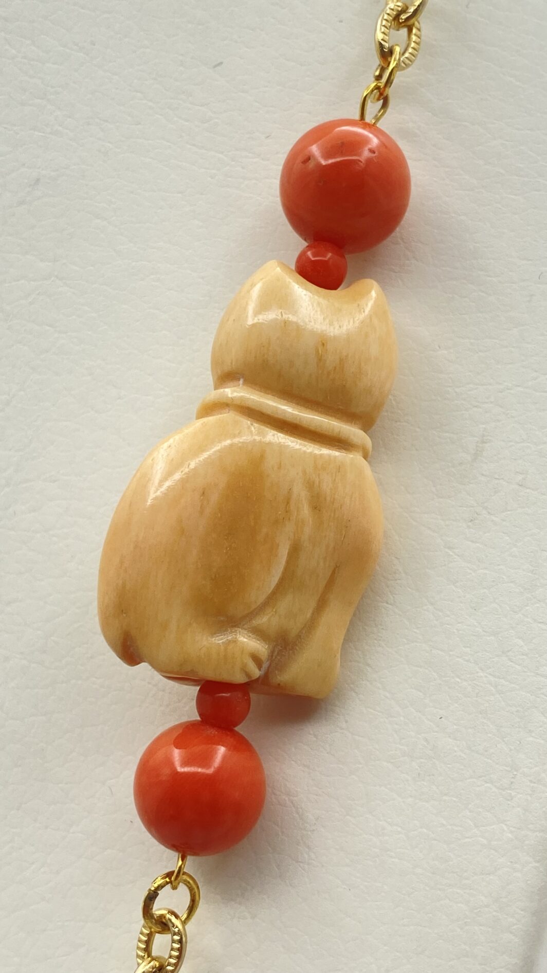 COLLANA ART DÉCO IN METALLO GOLDTONE CON GATTO IN AVORIO E CORALLO ROSSO. FRANCIA, PRIMA METÀ XX sec. - immagine 7