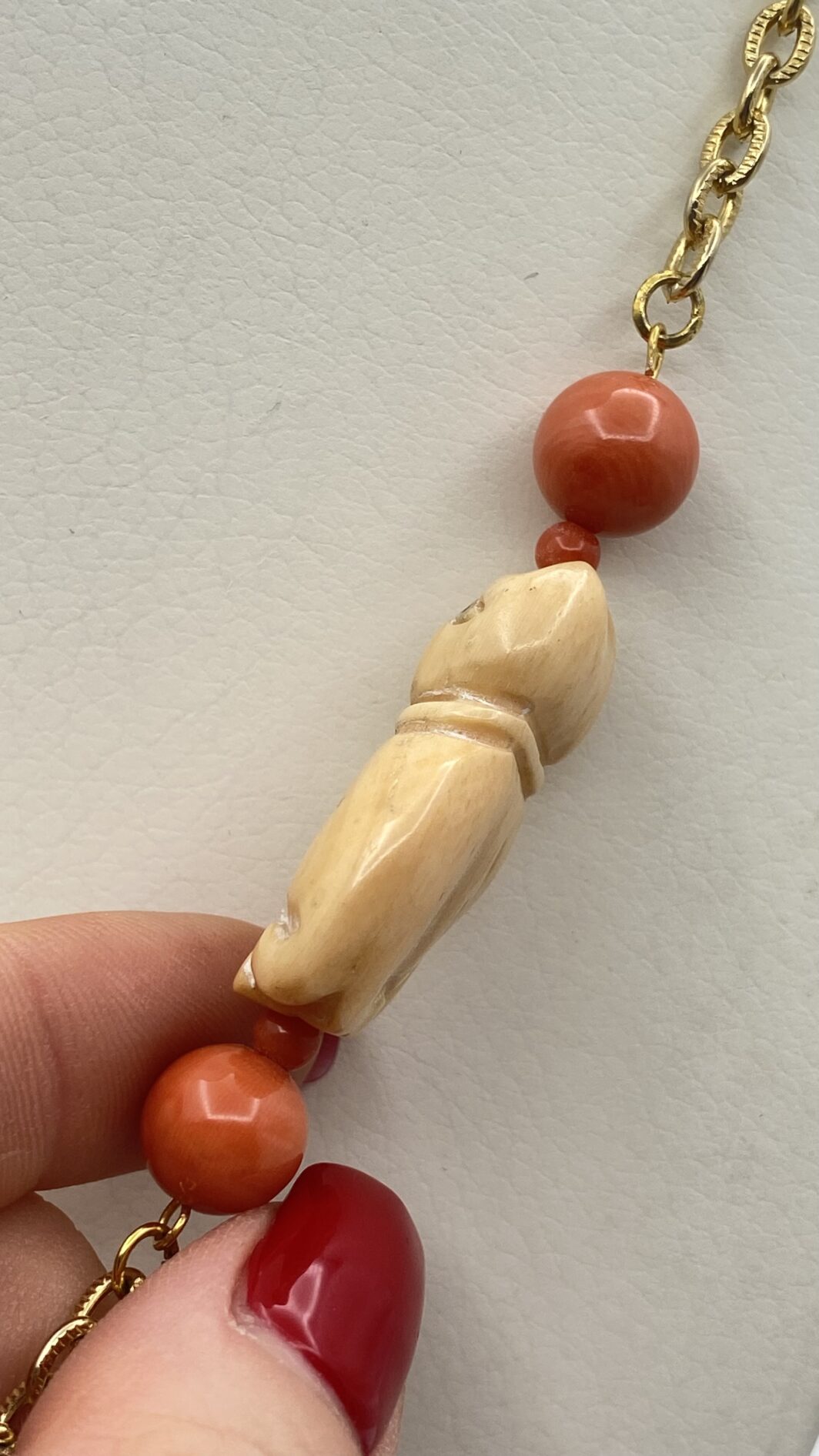 COLLANA ART DÉCO IN METALLO GOLDTONE CON GATTO IN AVORIO E CORALLO ROSSO. FRANCIA, PRIMA METÀ XX sec. - immagine 2