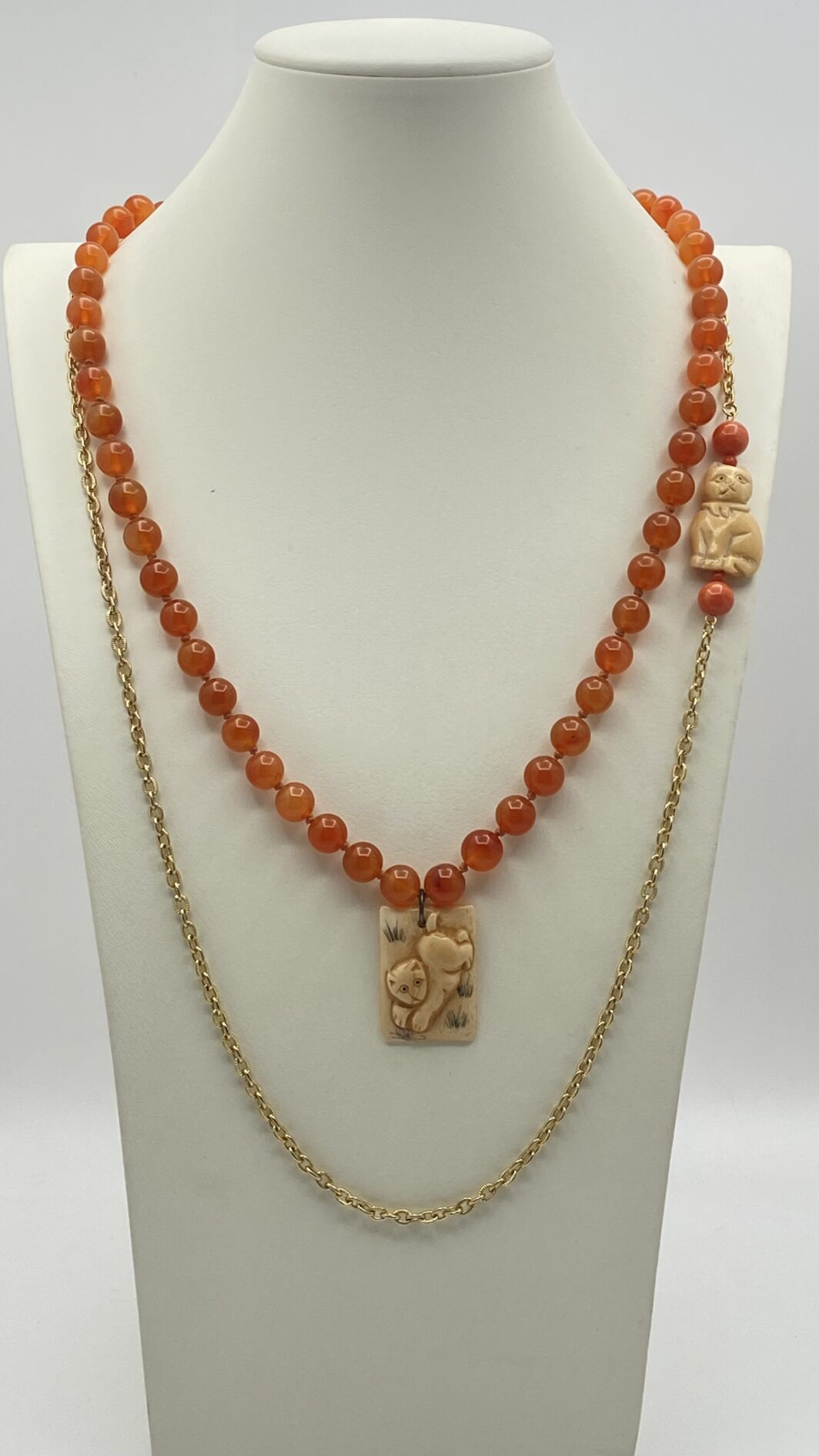 COLLANA ART DÉCO IN METALLO GOLDTONE CON GATTO IN AVORIO E CORALLO ROSSO. FRANCIA, PRIMA METÀ XX sec. - immagine 9