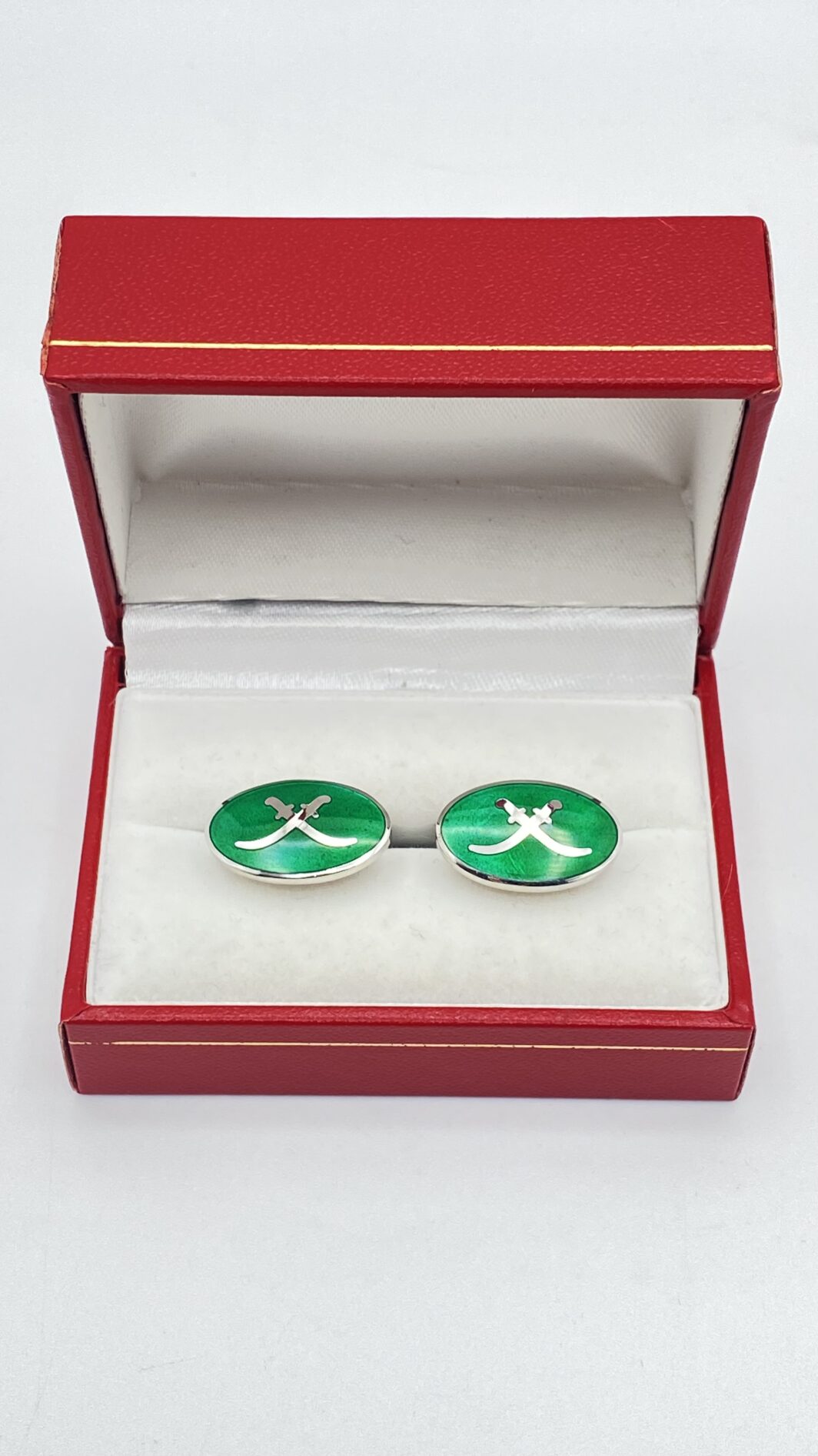 ELEGANTE PAIO DI GEMELLI VINTAGE ANNI’50, IN ARGENTO 925 E SMALTI VERDE SMERALDO, CON SCIMITARRE INCROCIATE. - immagine 2