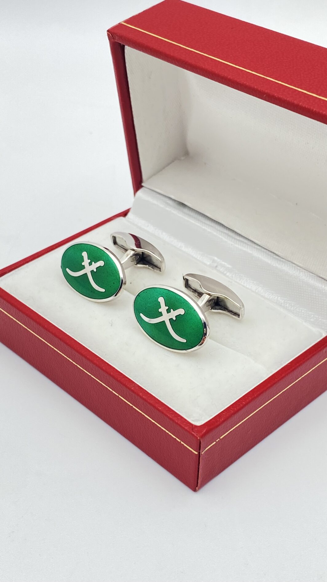 ELEGANTE PAIO DI GEMELLI VINTAGE ANNI’50, IN ARGENTO 925 E SMALTI VERDE SMERALDO, CON SCIMITARRE INCROCIATE.