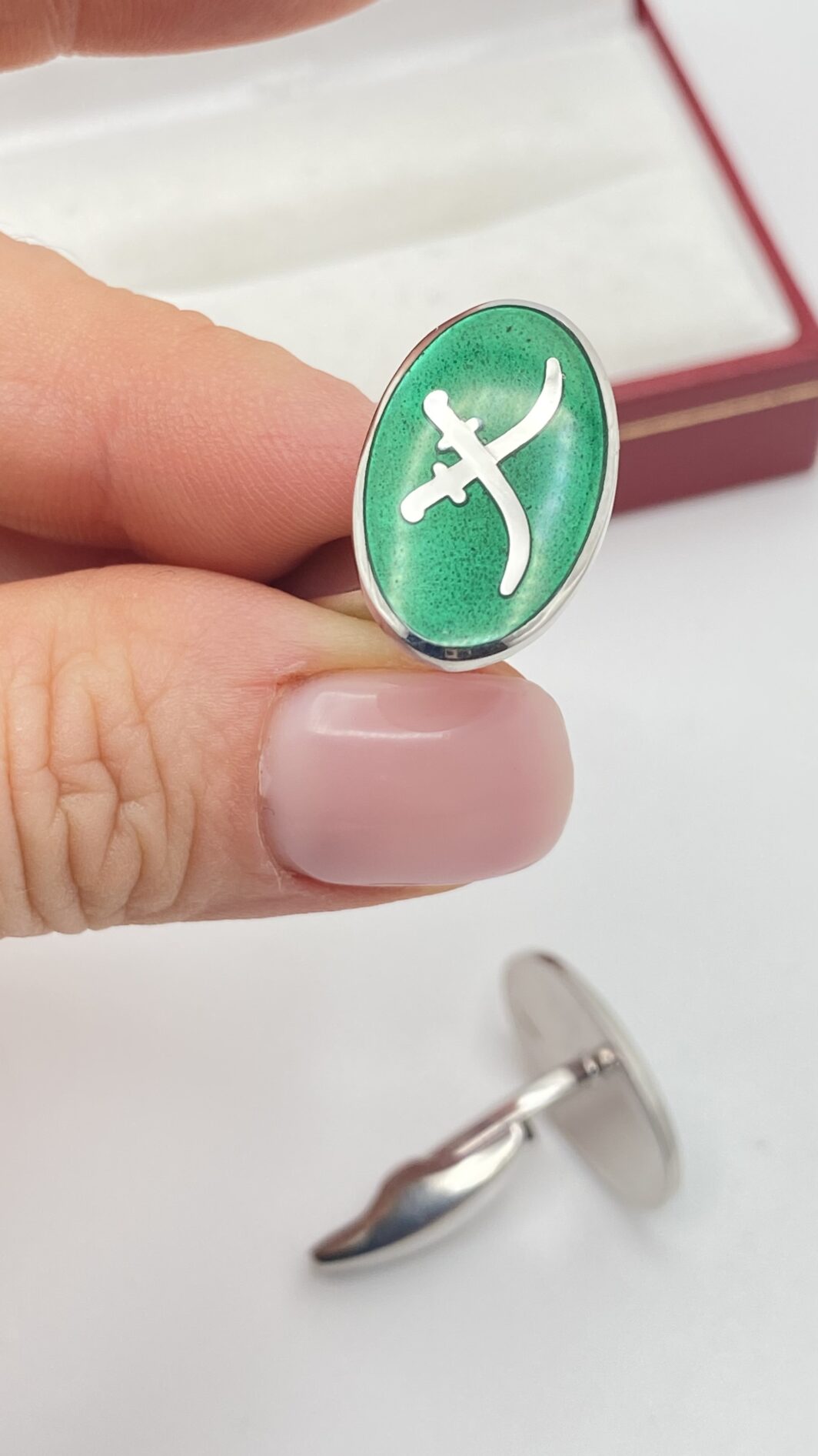 ELEGANTE PAIO DI GEMELLI VINTAGE ANNI’50, IN ARGENTO 925 E SMALTI VERDE SMERALDO, CON SCIMITARRE INCROCIATE. - immagine 10