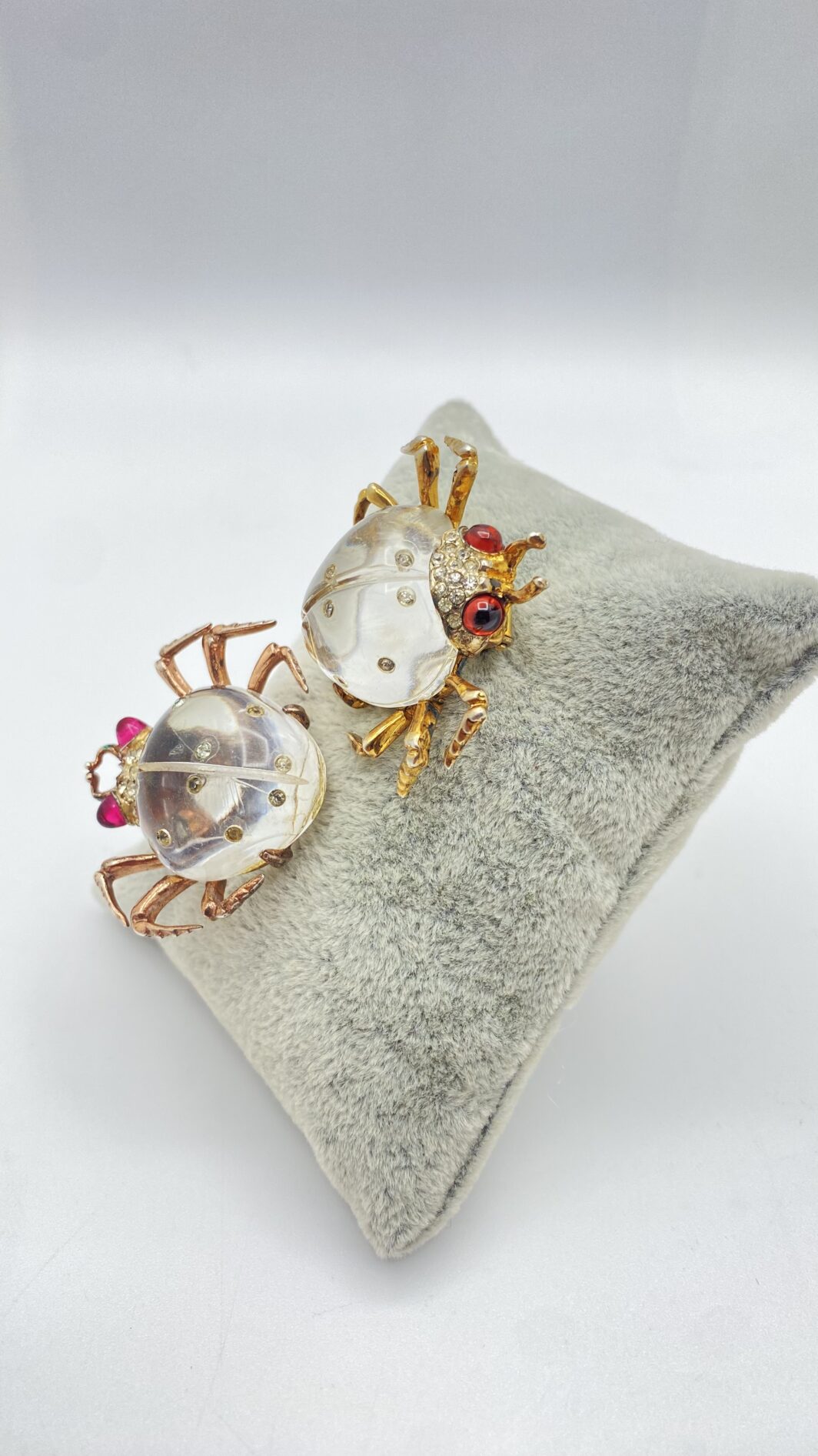 STRAORDINARIE SPILLE FIRMATE “CORO STERLING” A FORMA DI COCCINELLE “JELLY BELLY”. BIGIOTTERIA AMERICANA ANNI ‘40 - immagine 3