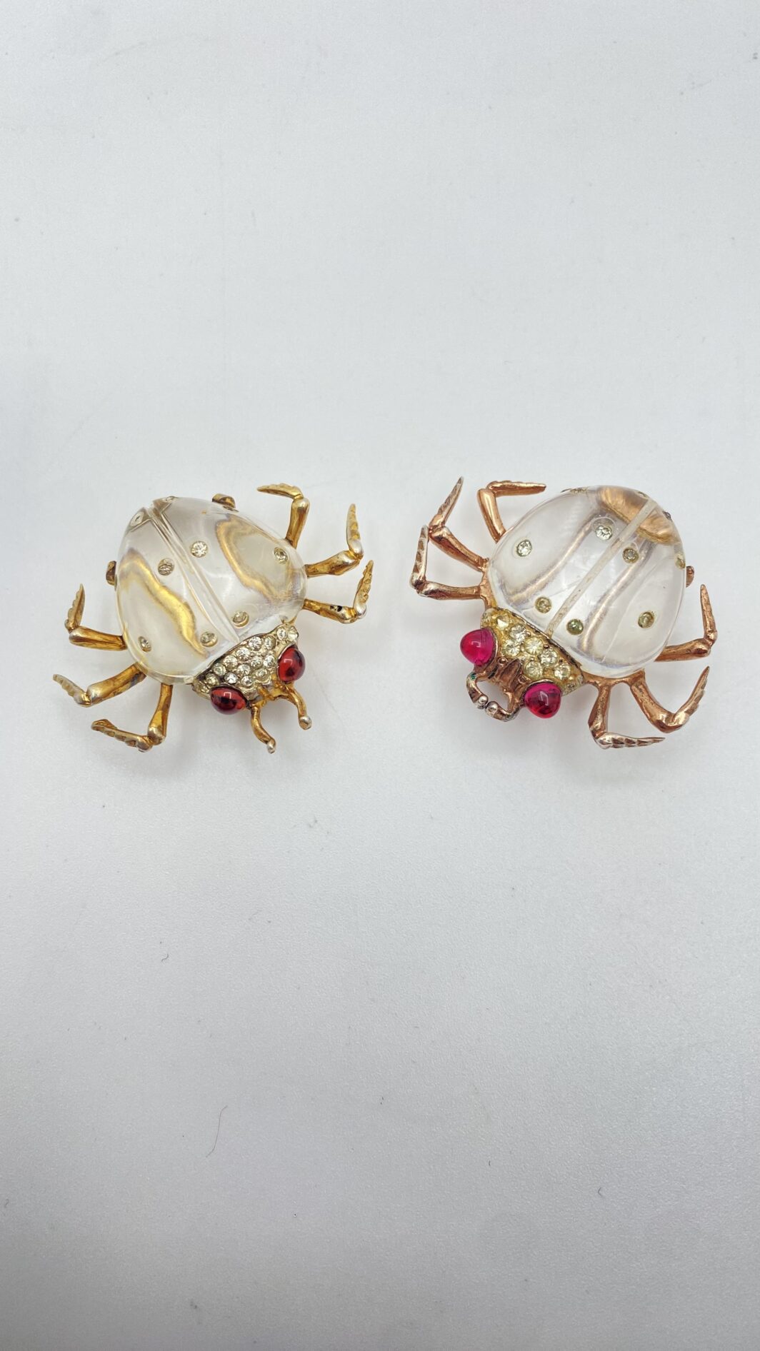STRAORDINARIE SPILLE FIRMATE “CORO STERLING” A FORMA DI COCCINELLE “JELLY BELLY”. BIGIOTTERIA AMERICANA ANNI ‘40 - immagine 11