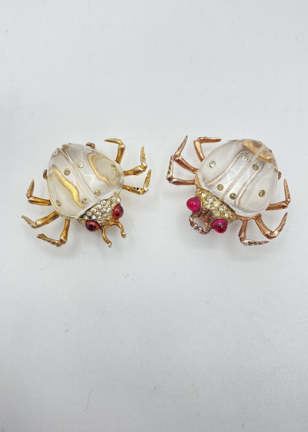 STRAORDINARIE SPILLE FIRMATE “CORO STERLING” A FORMA DI COCCINELLE “JELLY BELLY”. BIGIOTTERIA AMERICANA ANNI ‘40