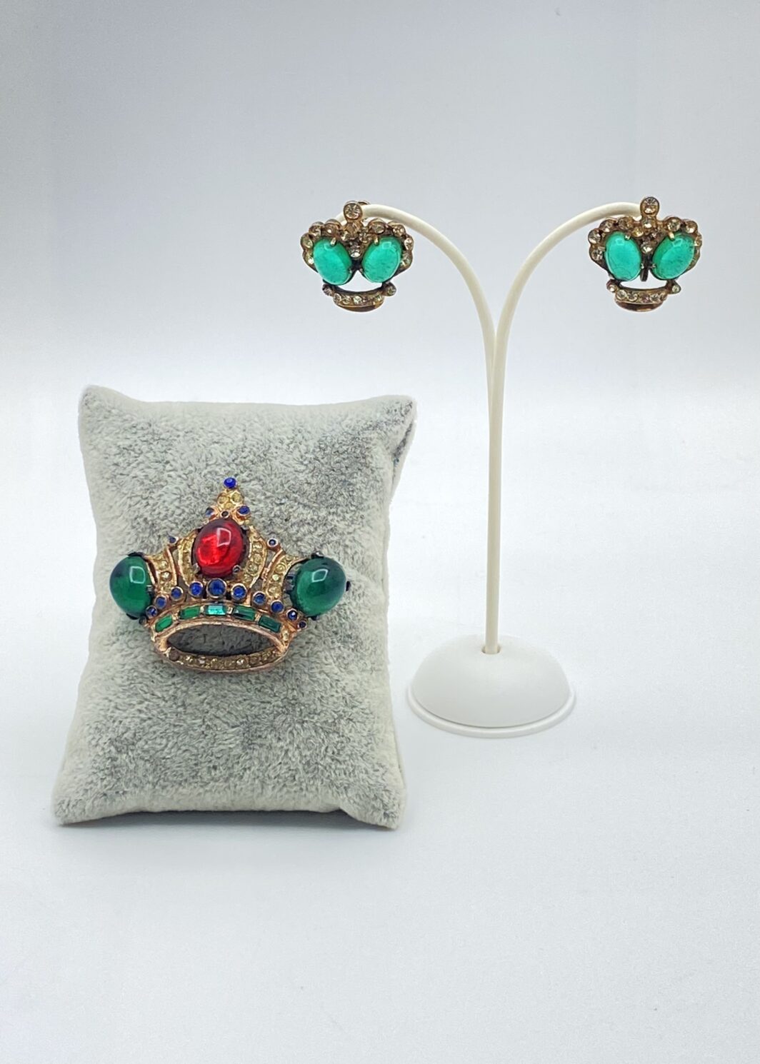 STRAORDINARIA DEMI PARURE FIRMATA “CORO STERLING” ANNI’40. CORONE REGALI CON STRASS E CABOCHON DI CRISTALLO.
