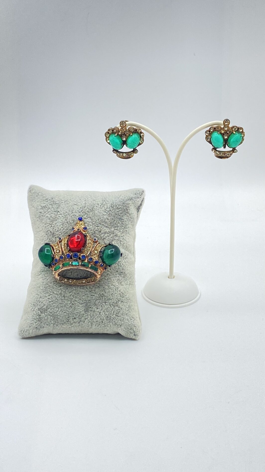 STRAORDINARIA DEMI PARURE FIRMATA “CORO STERLING” ANNI’40. CORONE REGALI CON STRASS E CABOCHON DI CRISTALLO.