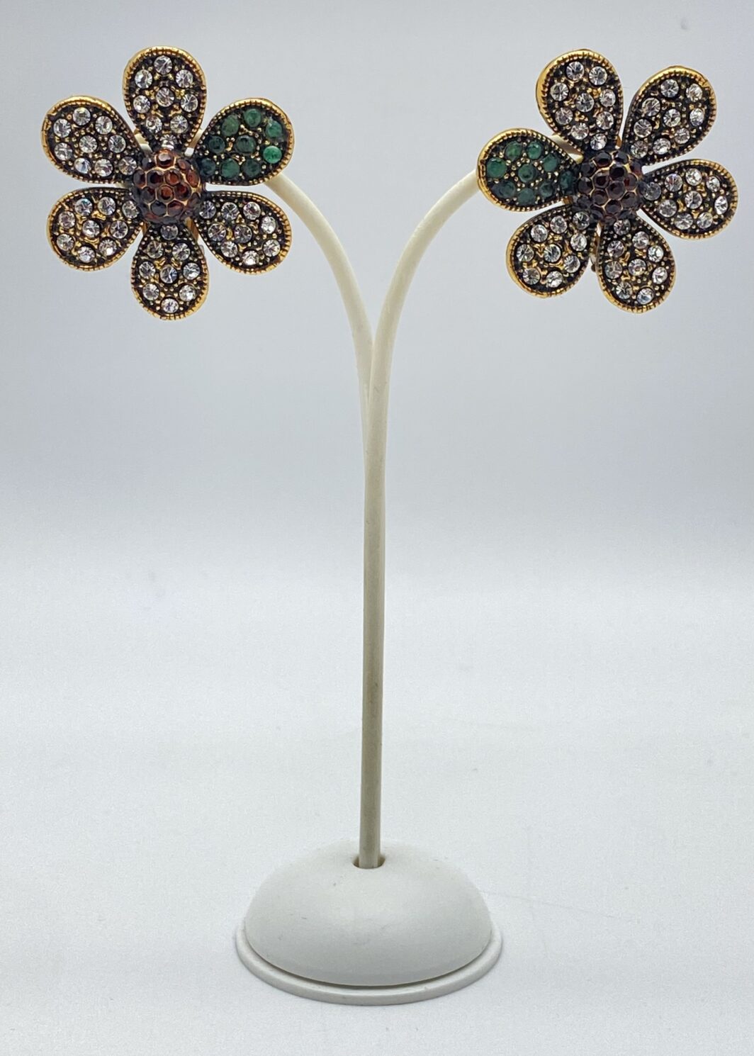ORECCHINI MARGHERITA VINTAGE FIRMATI “ALCOZER & J”. FIORITURA D’ARTE IN OTTONE DORATO CON CRISTALLI BIANCHI, VERDI SMERALDO E ROSSI RUBINO.