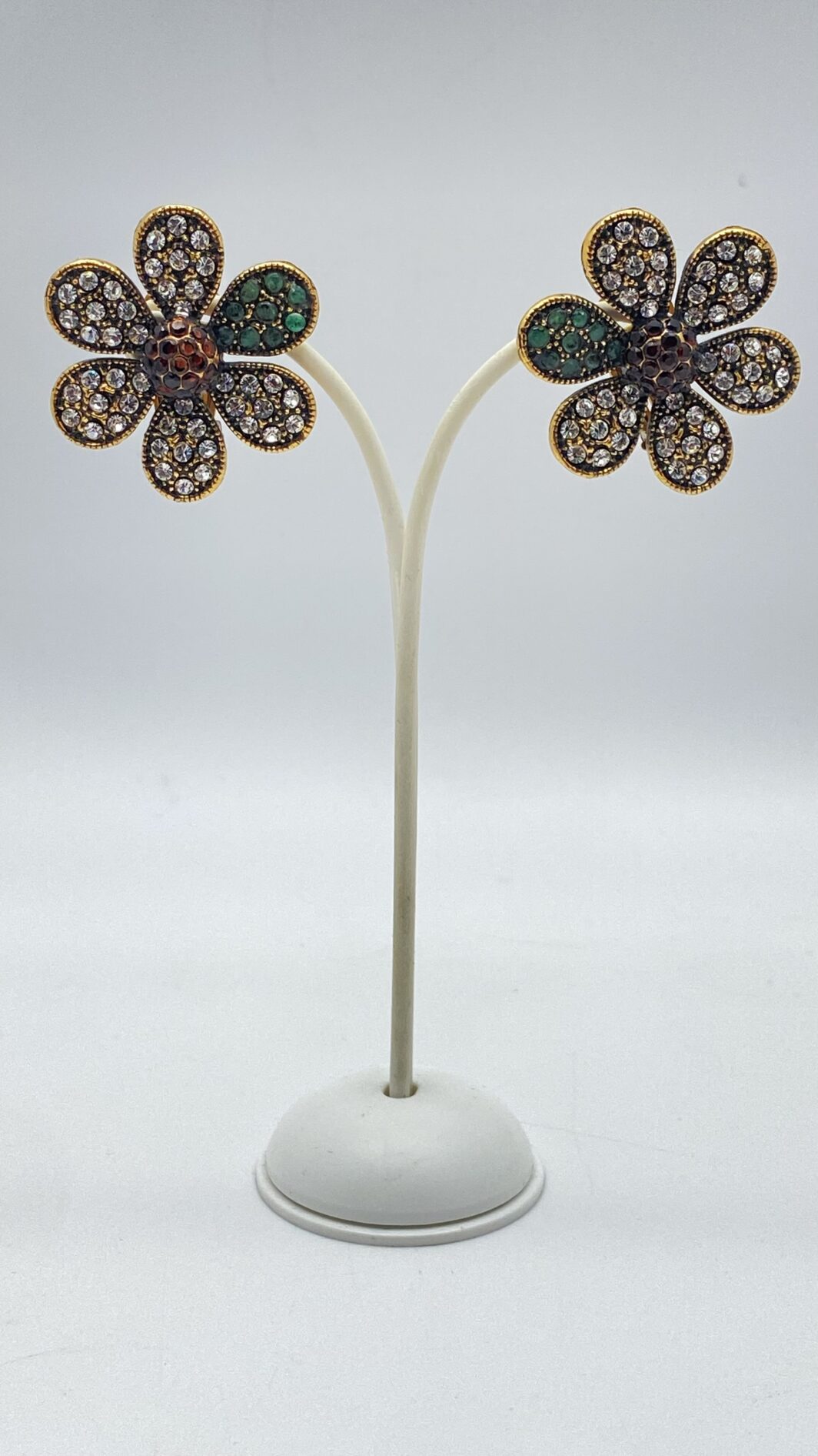 ORECCHINI MARGHERITA VINTAGE FIRMATI “ALCOZER & J”. FIORITURA D’ARTE IN OTTONE DORATO CON CRISTALLI BIANCHI, VERDI SMERALDO E ROSSI RUBINO.