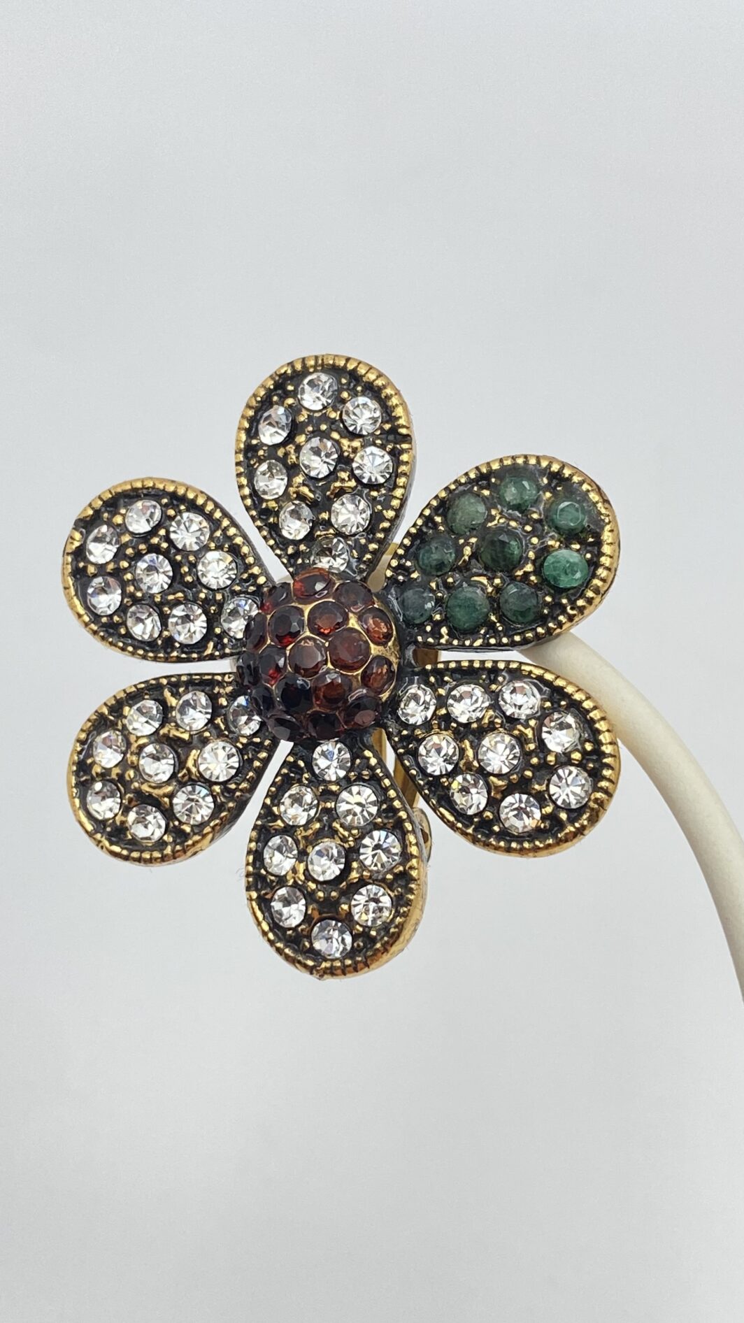 ORECCHINI MARGHERITA VINTAGE FIRMATI “ALCOZER & J”. FIORITURA D’ARTE IN OTTONE DORATO CON CRISTALLI BIANCHI, VERDI SMERALDO E ROSSI RUBINO. - immagine 4