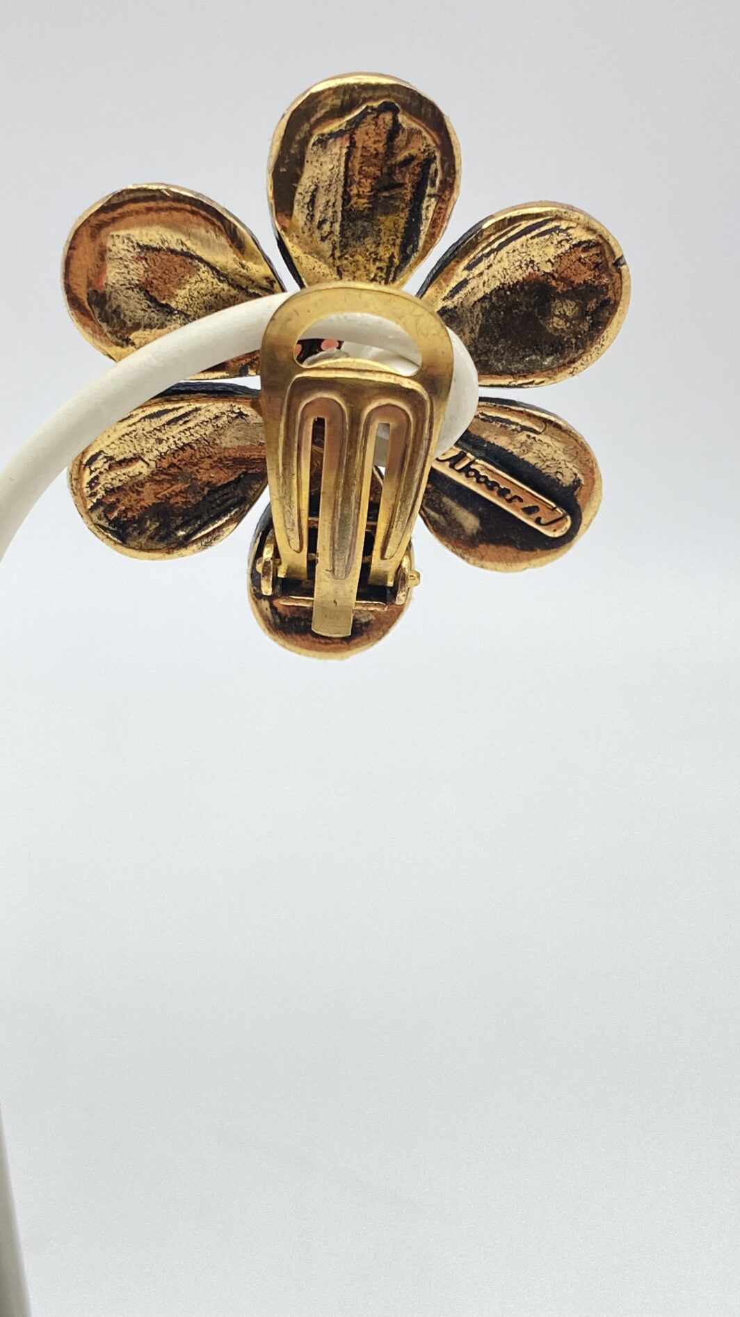 ORECCHINI MARGHERITA VINTAGE FIRMATI “ALCOZER & J”. FIORITURA D’ARTE IN OTTONE DORATO CON CRISTALLI BIANCHI, VERDI SMERALDO E ROSSI RUBINO. - immagine 6