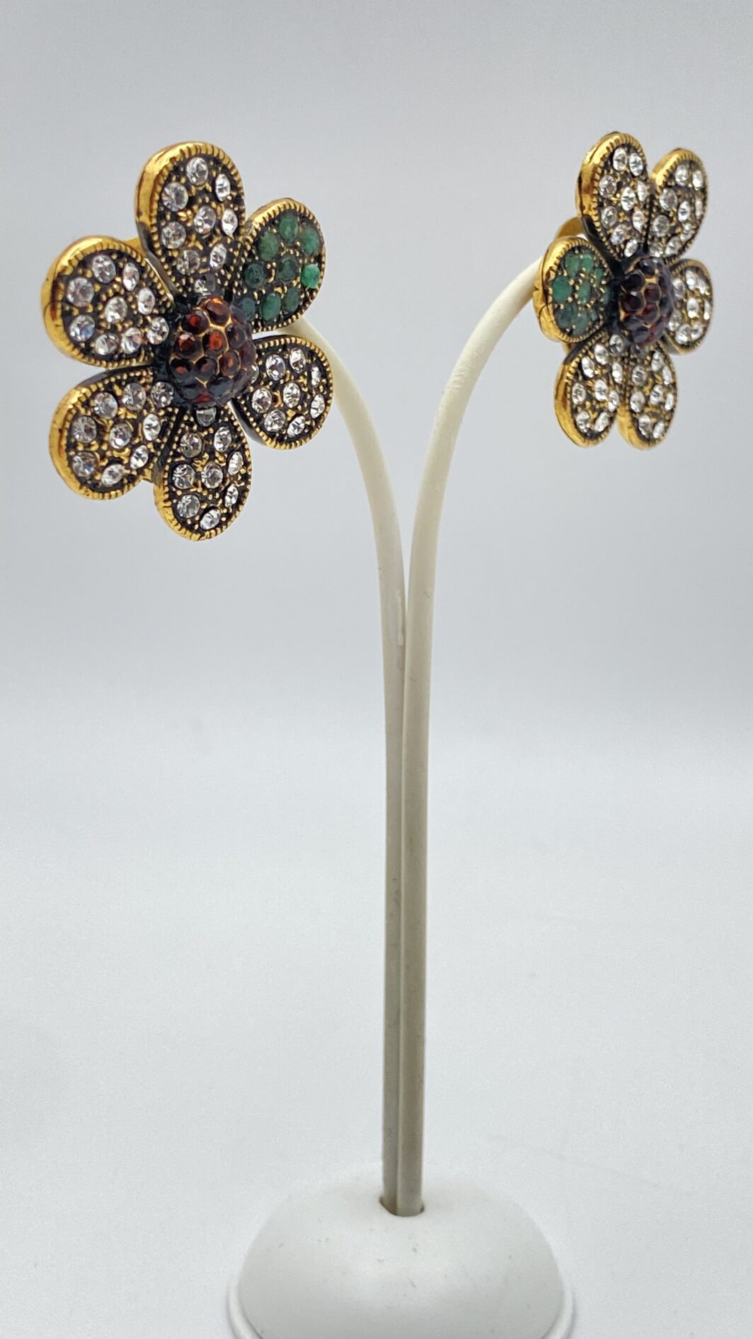 ORECCHINI MARGHERITA VINTAGE FIRMATI “ALCOZER & J”. FIORITURA D’ARTE IN OTTONE DORATO CON CRISTALLI BIANCHI, VERDI SMERALDO E ROSSI RUBINO. - immagine 11