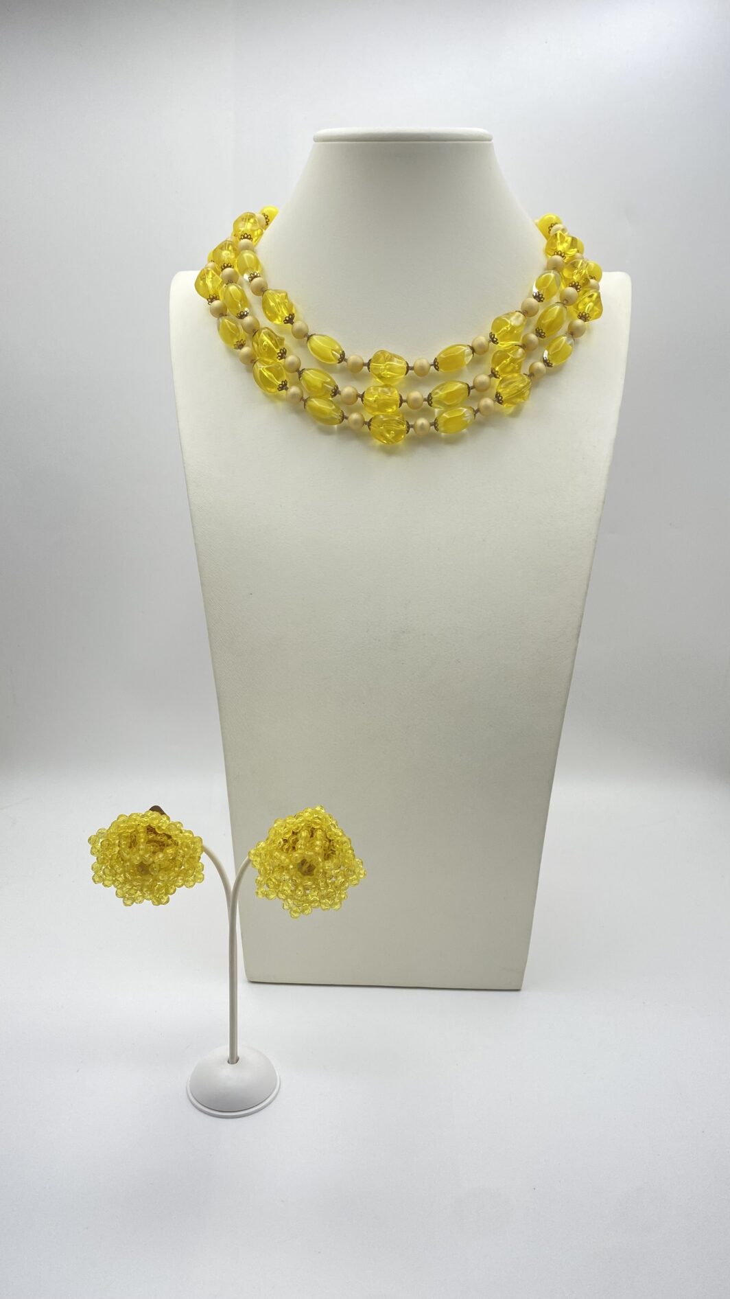 “UN RAGGIO DI SOLE DA INDOSSARE” – DEMI-PARURE IN PASTE DI VETRO E PERLE BIJOUX FIRMATA “GIULIANO FRATTI”. ITALIA, ANNI ’40