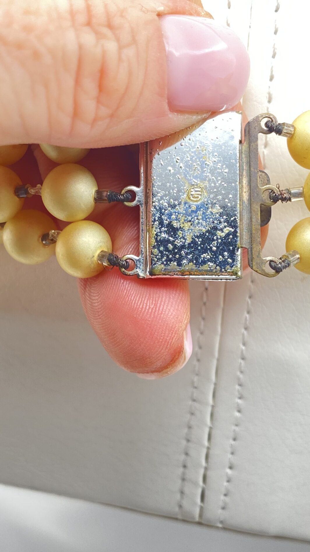“UN RAGGIO DI SOLE DA INDOSSARE” – DEMI-PARURE IN PASTE DI VETRO E PERLE BIJOUX FIRMATA “GIULIANO FRATTI”. ITALIA, ANNI ’40 - immagine 15