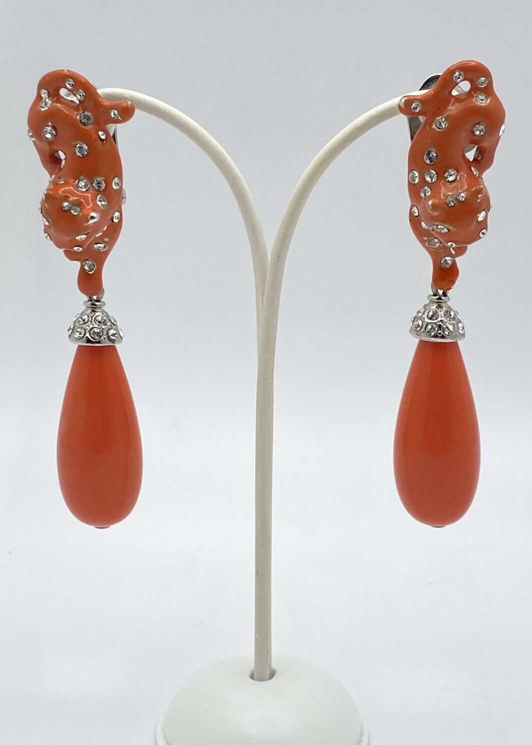 ORECCHINI CARLO ZINI ART DÉCO – RESINE COLOR CORALLO DI SCIACCA, CRISTALLI E PANTERE IN UNA CASCATA DI LUSSO VINTAGE.