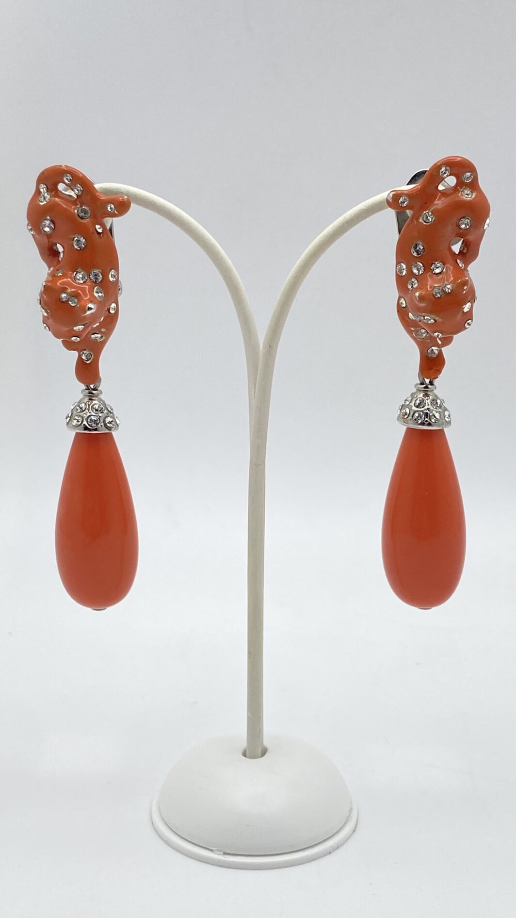 ORECCHINI CARLO ZINI ART DÉCO – RESINE COLOR CORALLO DI SCIACCA, CRISTALLI E PANTERE IN UNA CASCATA DI LUSSO VINTAGE.