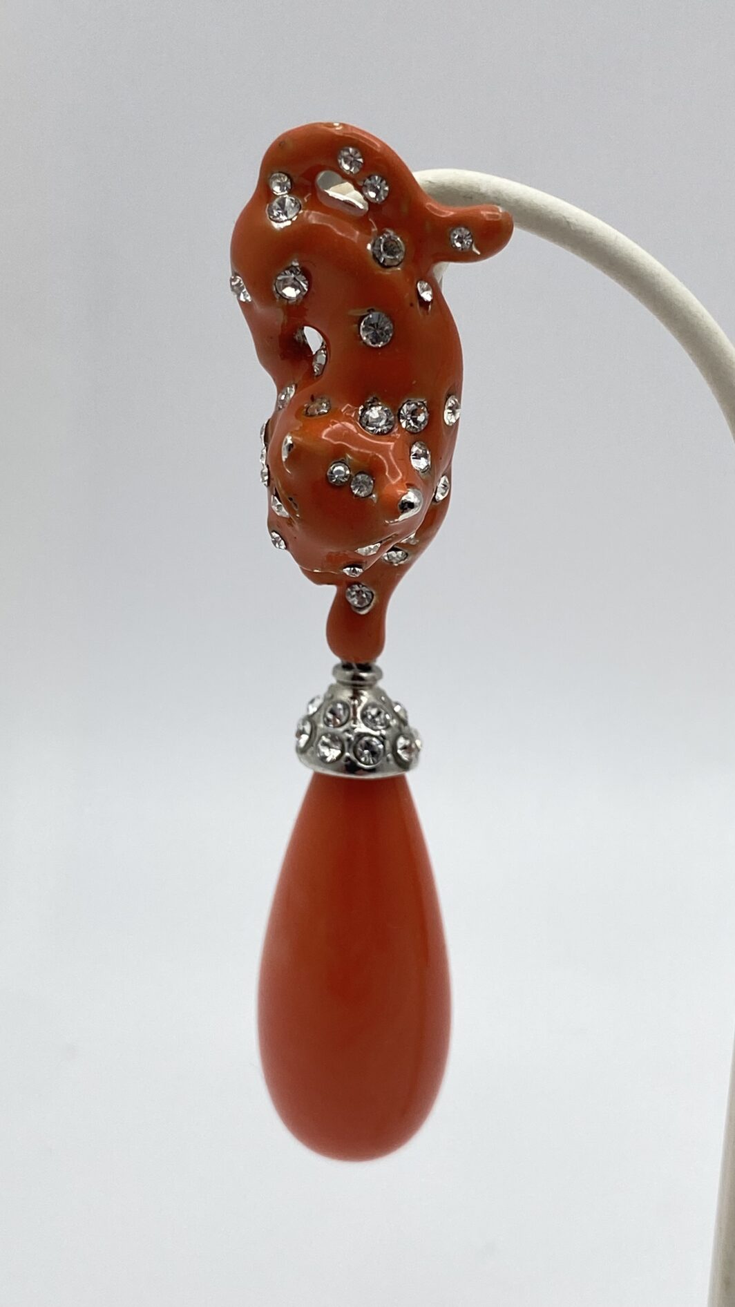 ORECCHINI CARLO ZINI ART DÉCO – RESINE COLOR CORALLO DI SCIACCA, CRISTALLI E PANTERE IN UNA CASCATA DI LUSSO VINTAGE. - immagine 13