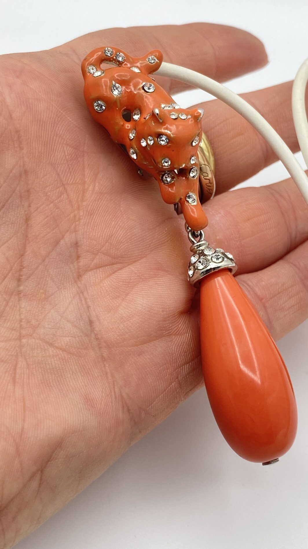 ORECCHINI CARLO ZINI ART DÉCO – RESINE COLOR CORALLO DI SCIACCA, CRISTALLI E PANTERE IN UNA CASCATA DI LUSSO VINTAGE. - immagine 10