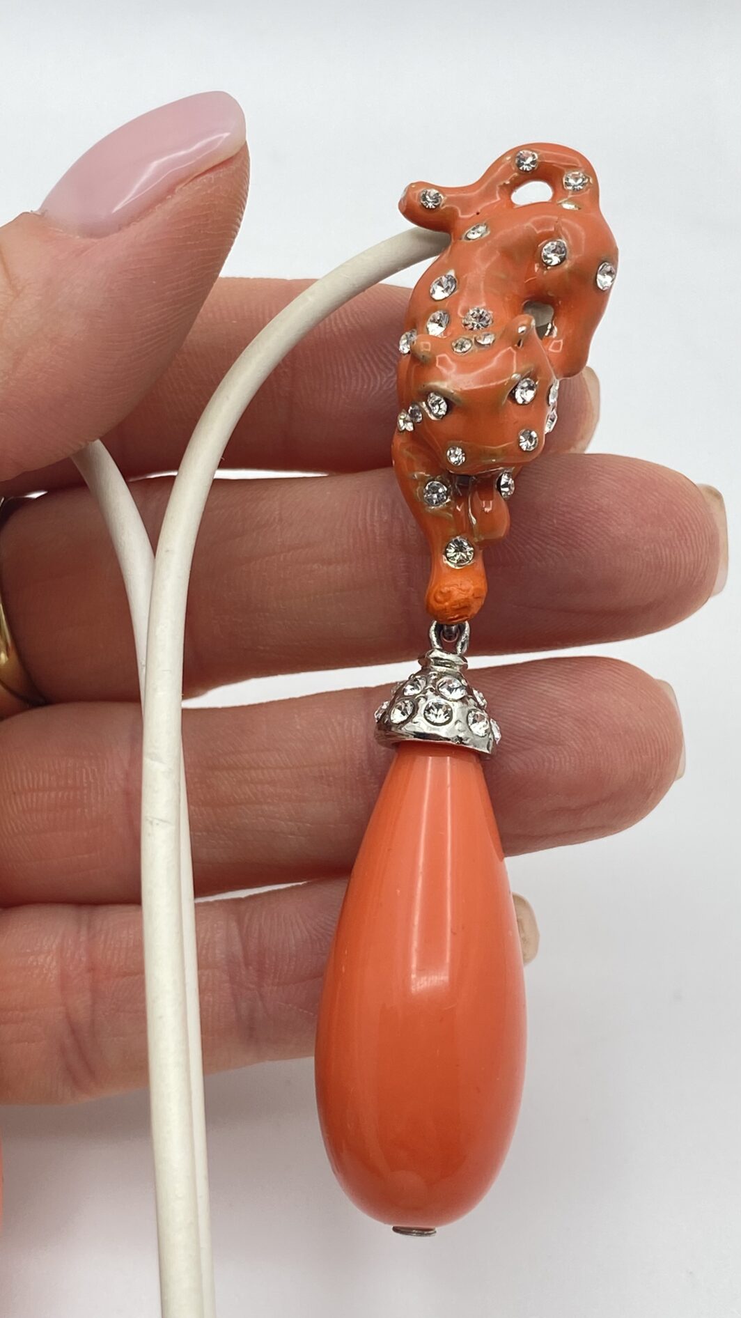 ORECCHINI CARLO ZINI ART DÉCO – RESINE COLOR CORALLO DI SCIACCA, CRISTALLI E PANTERE IN UNA CASCATA DI LUSSO VINTAGE. - immagine 9