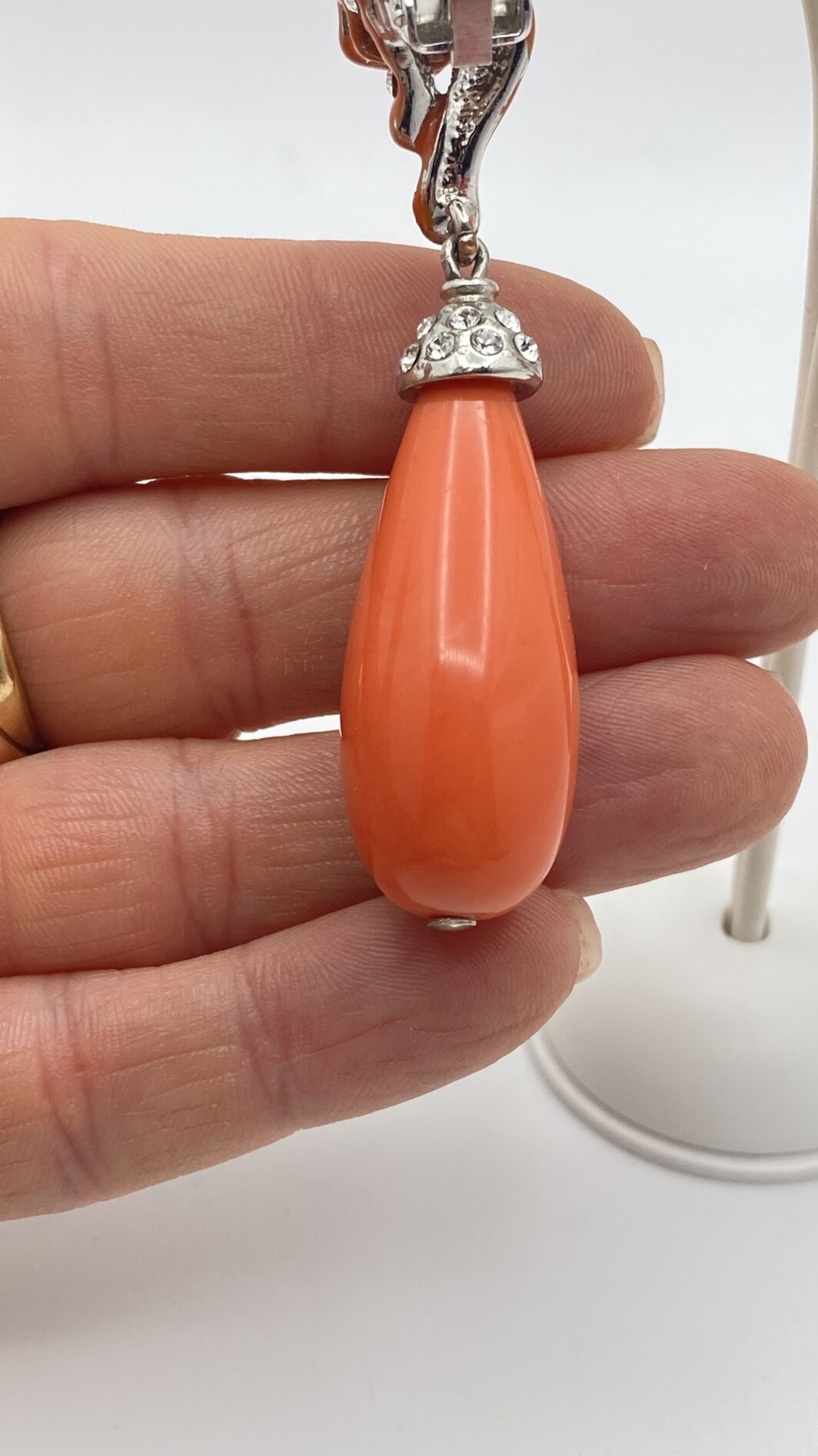 ORECCHINI CARLO ZINI ART DÉCO – RESINE COLOR CORALLO DI SCIACCA, CRISTALLI E PANTERE IN UNA CASCATA DI LUSSO VINTAGE. - immagine 8