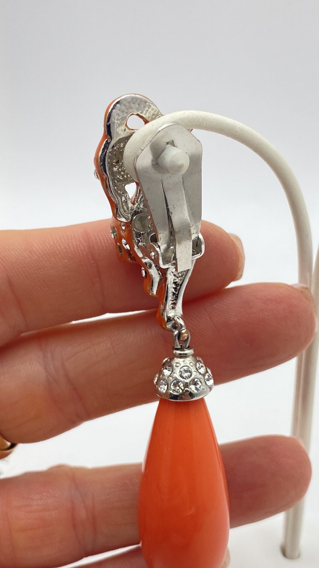 ORECCHINI CARLO ZINI ART DÉCO – RESINE COLOR CORALLO DI SCIACCA, CRISTALLI E PANTERE IN UNA CASCATA DI LUSSO VINTAGE. - immagine 7