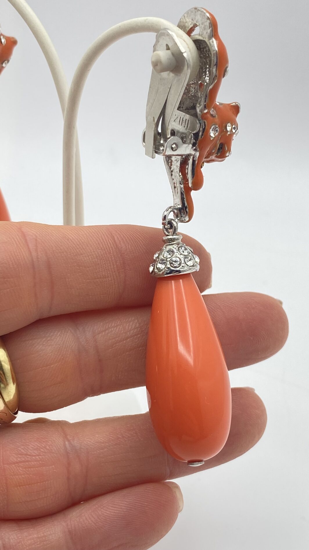 ORECCHINI CARLO ZINI ART DÉCO – RESINE COLOR CORALLO DI SCIACCA, CRISTALLI E PANTERE IN UNA CASCATA DI LUSSO VINTAGE. - immagine 6
