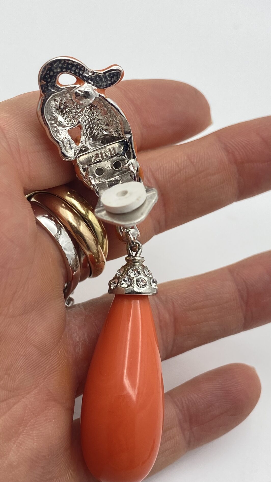 ORECCHINI CARLO ZINI ART DÉCO – RESINE COLOR CORALLO DI SCIACCA, CRISTALLI E PANTERE IN UNA CASCATA DI LUSSO VINTAGE. - immagine 4