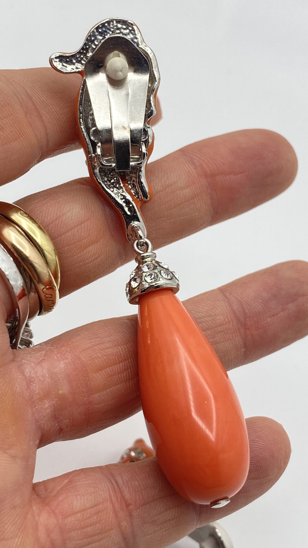 ORECCHINI CARLO ZINI ART DÉCO – RESINE COLOR CORALLO DI SCIACCA, CRISTALLI E PANTERE IN UNA CASCATA DI LUSSO VINTAGE. - immagine 3
