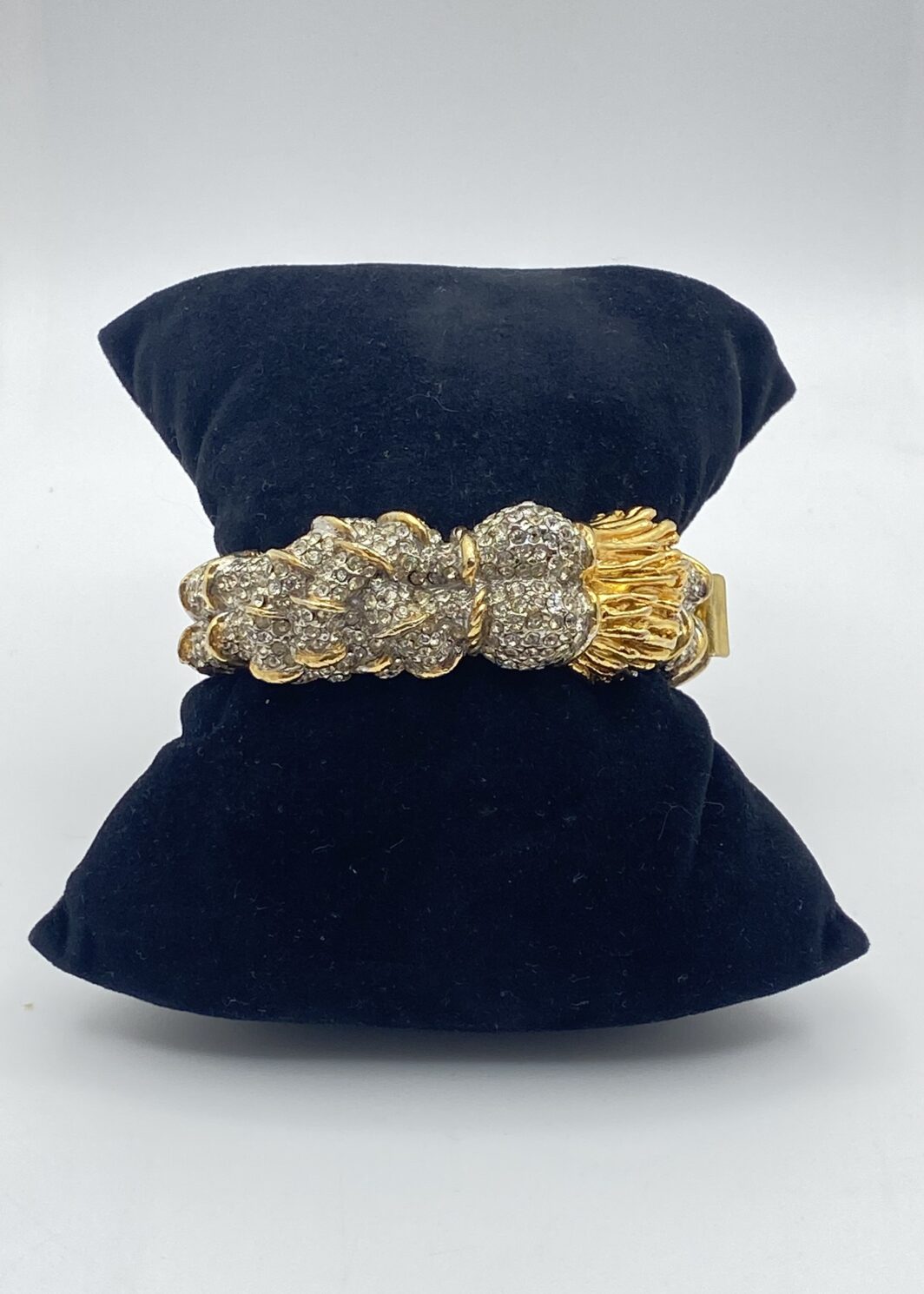 OPULENTO BRACCIALE FIRMATO “KENNETH JAY LANE, A FORMA DI NAPPE DI CORDA RITORTA, TEMPESTATE DI CRISTALLI SWAROVSKI. BIGIOTTERIA AMERICANA VINTAGE ANNI’40.