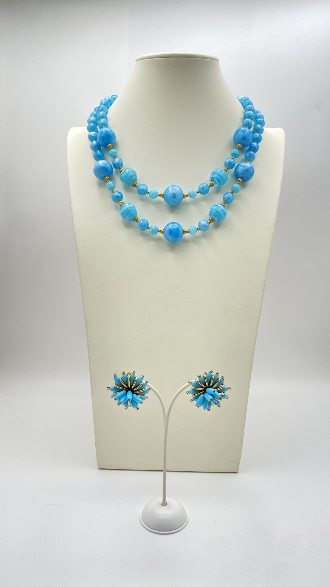 POESIA AZZURRA DEGLI ANNI ’40. DEMI PARURE IN CELLULOIDE E VETRO MURANO.