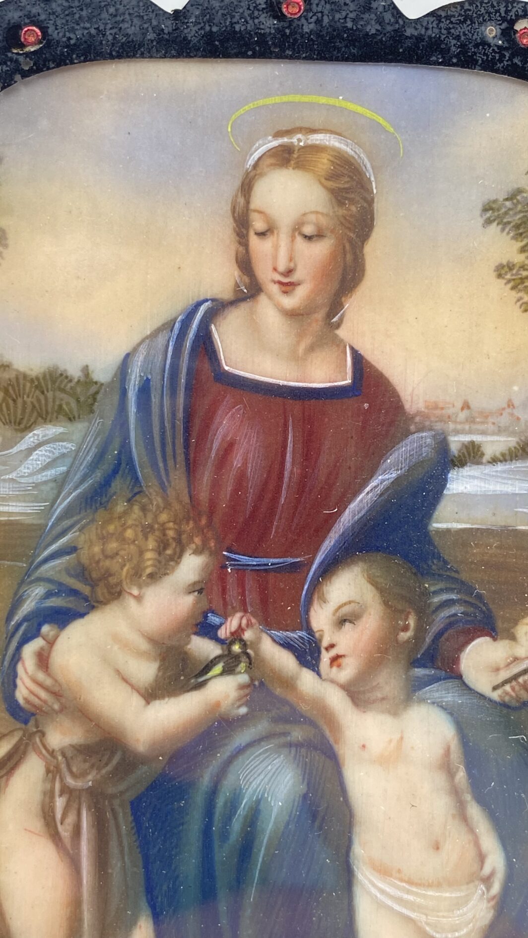 STRAORDINARIA MINIATURA SU AVORIO RAFFIGURANTE IL SUBLIME DIPINTO DELLA “MADONNA DEL CARDELINO” DEL CELEBRE MAESTRO ITALIANO RAFFAELLO SANZIO, CON RAFFINATA CORNICE IN VETRO DIPINTO E ORMOLU FINEMENTE SAGOMATO. ITALIA, SECONDA METÀ O FINE DEL XIX sec. - immagine 6