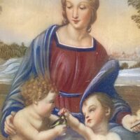 STRAORDINARIA MINIATURA SU AVORIO RAFFIGURANTE IL SUBLIME DIPINTO DELLA “MADONNA DEL CARDELINO” DEL CELEBRE MAESTRO ITALIANO RAFFAELLO SANZIO, CON RAFFINATA CORNICE IN VETRO DIPINTO E ORMOLU FINEMENTE SAGOMATO. ITALIA, SECONDA METÀ O FINE DEL XIX sec. - immagine 6