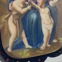 STRAORDINARIA MINIATURA SU AVORIO RAFFIGURANTE IL SUBLIME DIPINTO DELLA “MADONNA DEL CARDELINO” DEL CELEBRE MAESTRO ITALIANO RAFFAELLO SANZIO, CON RAFFINATA CORNICE IN VETRO DIPINTO E ORMOLU FINEMENTE SAGOMATO. ITALIA, SECONDA METÀ O FINE DEL XIX sec. - immagine 7