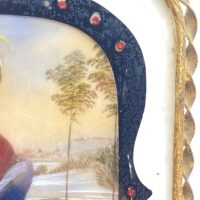 STRAORDINARIA MINIATURA SU AVORIO RAFFIGURANTE IL SUBLIME DIPINTO DELLA “MADONNA DEL CARDELINO” DEL CELEBRE MAESTRO ITALIANO RAFFAELLO SANZIO, CON RAFFINATA CORNICE IN VETRO DIPINTO E ORMOLU FINEMENTE SAGOMATO. ITALIA, SECONDA METÀ O FINE DEL XIX sec. - immagine 10
