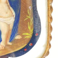 STRAORDINARIA MINIATURA SU AVORIO RAFFIGURANTE IL SUBLIME DIPINTO DELLA “MADONNA DEL CARDELINO” DEL CELEBRE MAESTRO ITALIANO RAFFAELLO SANZIO, CON RAFFINATA CORNICE IN VETRO DIPINTO E ORMOLU FINEMENTE SAGOMATO. ITALIA, SECONDA METÀ O FINE DEL XIX sec. - immagine 5