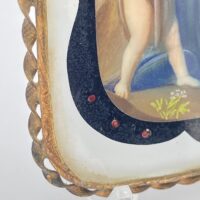 STRAORDINARIA MINIATURA SU AVORIO RAFFIGURANTE IL SUBLIME DIPINTO DELLA “MADONNA DEL CARDELINO” DEL CELEBRE MAESTRO ITALIANO RAFFAELLO SANZIO, CON RAFFINATA CORNICE IN VETRO DIPINTO E ORMOLU FINEMENTE SAGOMATO. ITALIA, SECONDA METÀ O FINE DEL XIX sec. - immagine 4