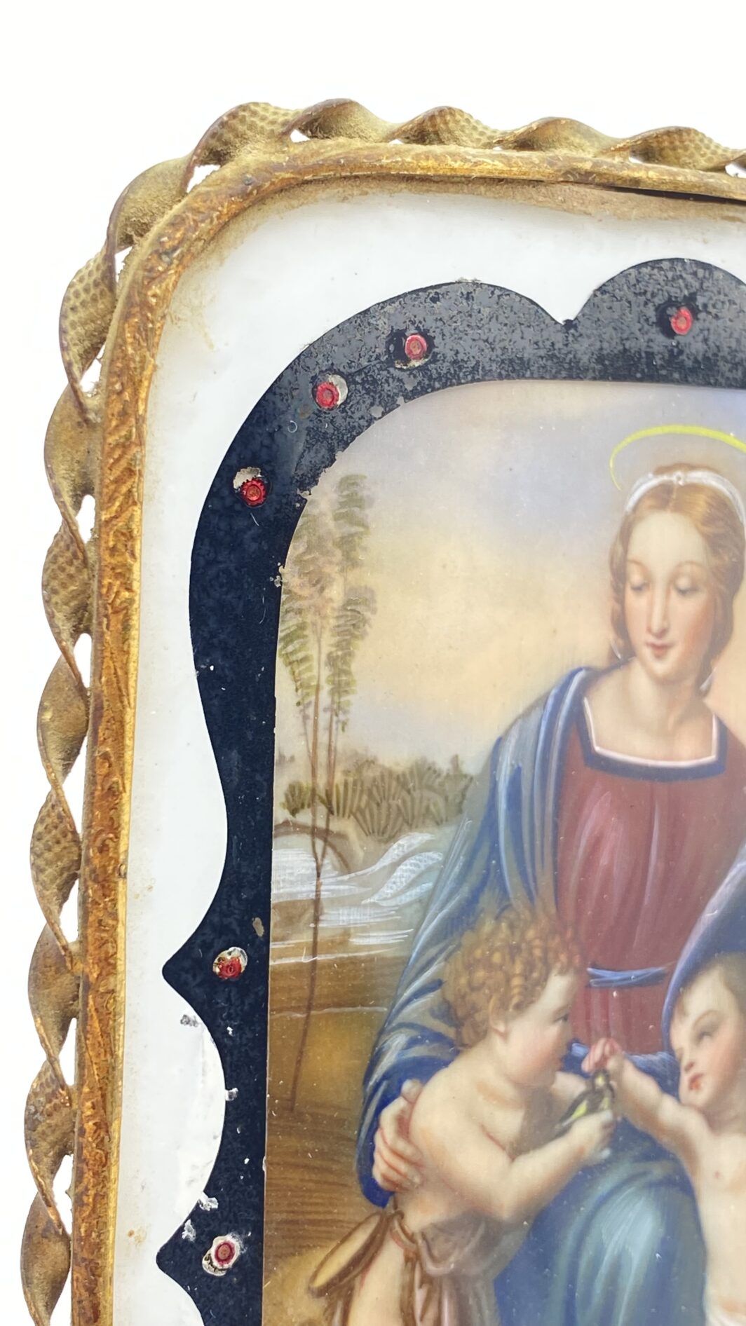 STRAORDINARIA MINIATURA SU AVORIO RAFFIGURANTE IL SUBLIME DIPINTO DELLA “MADONNA DEL CARDELINO” DEL CELEBRE MAESTRO ITALIANO RAFFAELLO SANZIO, CON RAFFINATA CORNICE IN VETRO DIPINTO E ORMOLU FINEMENTE SAGOMATO. ITALIA, SECONDA METÀ O FINE DEL XIX sec. - immagine 3