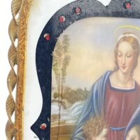 STRAORDINARIA MINIATURA SU AVORIO RAFFIGURANTE IL SUBLIME DIPINTO DELLA “MADONNA DEL CARDELINO” DEL CELEBRE MAESTRO ITALIANO RAFFAELLO SANZIO, CON RAFFINATA CORNICE IN VETRO DIPINTO E ORMOLU FINEMENTE SAGOMATO. ITALIA, SECONDA METÀ O FINE DEL XIX sec. - immagine 3
