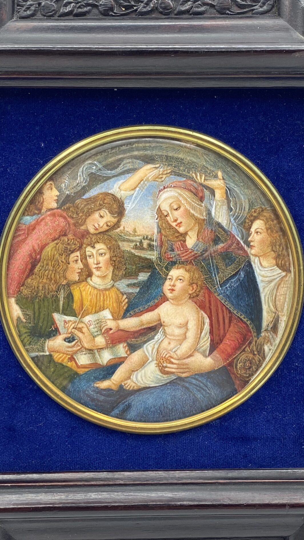 STRAORDINARIA MINIATURA SU AVORIO FIRMATA “M. COLASSI”, RAFFIGURANTE IL CELEBRE DIPINTO CUSTODITO NELLA GALLERIA DEGLI UFFIZI “MADONNA DEL MAGNIFICAT”, DEL GRANDE MAESTRO ITALIANO BOTTICELLI. ITALIA, METÀ DEL XIX sec. (Cornice in legno ebanizzato intagliato e velluto blu, neo rinascimentale, inizi del XX sec.) - immagine 25