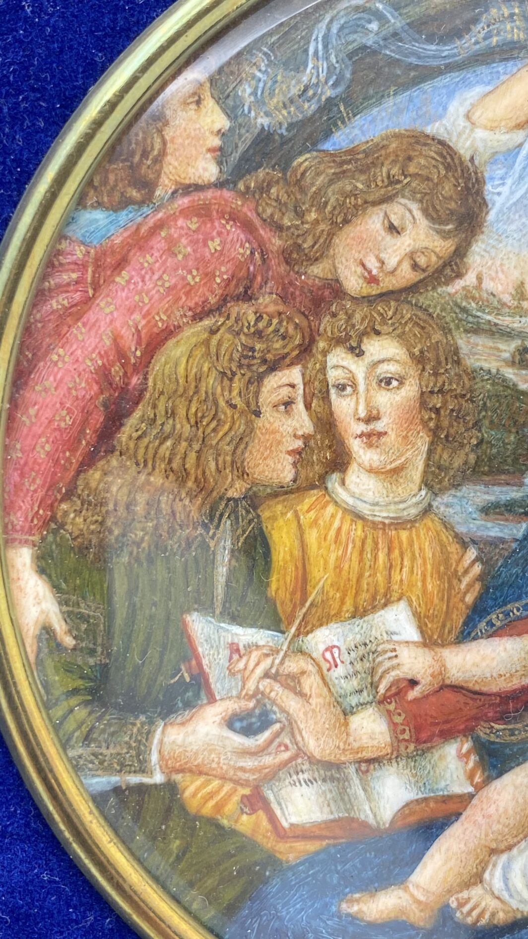 STRAORDINARIA MINIATURA SU AVORIO FIRMATA “M. COLASSI”, RAFFIGURANTE IL CELEBRE DIPINTO CUSTODITO NELLA GALLERIA DEGLI UFFIZI “MADONNA DEL MAGNIFICAT”, DEL GRANDE MAESTRO ITALIANO BOTTICELLI. ITALIA, METÀ DEL XIX sec. (Cornice in legno ebanizzato intagliato e velluto blu, neo rinascimentale, inizi del XX sec.) - immagine 24