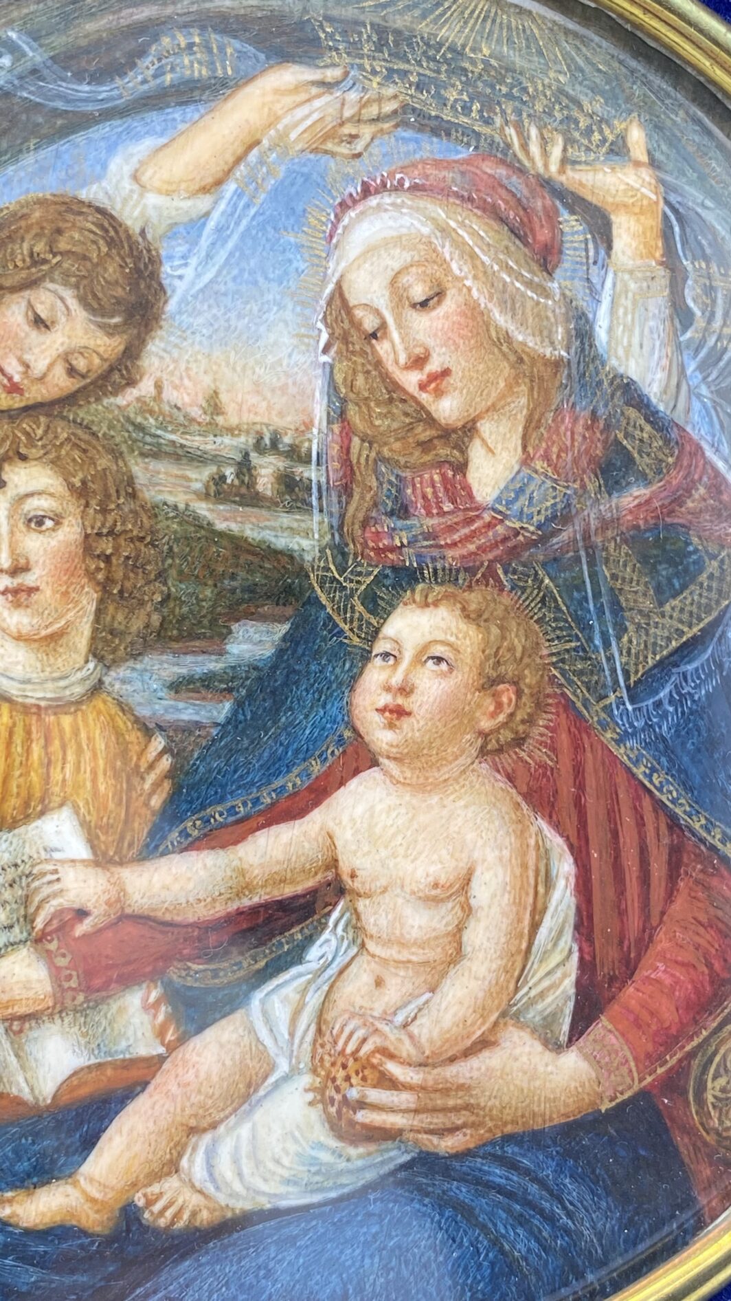 STRAORDINARIA MINIATURA SU AVORIO FIRMATA “M. COLASSI”, RAFFIGURANTE IL CELEBRE DIPINTO CUSTODITO NELLA GALLERIA DEGLI UFFIZI “MADONNA DEL MAGNIFICAT”, DEL GRANDE MAESTRO ITALIANO BOTTICELLI. ITALIA, METÀ DEL XIX sec. (Cornice in legno ebanizzato intagliato e velluto blu, neo rinascimentale, inizi del XX sec.) - immagine 23