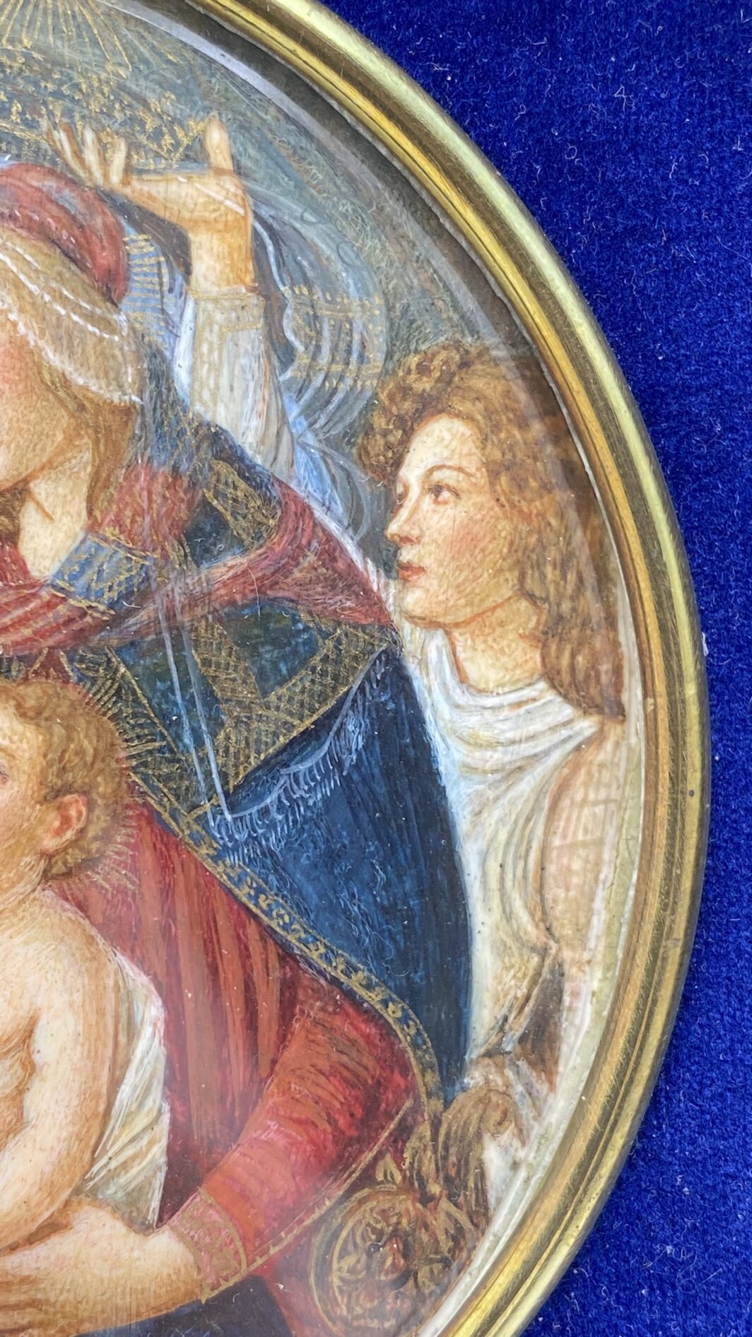 STRAORDINARIA MINIATURA SU AVORIO FIRMATA “M. COLASSI”, RAFFIGURANTE IL CELEBRE DIPINTO CUSTODITO NELLA GALLERIA DEGLI UFFIZI “MADONNA DEL MAGNIFICAT”, DEL GRANDE MAESTRO ITALIANO BOTTICELLI. ITALIA, METÀ DEL XIX sec. (Cornice in legno ebanizzato intagliato e velluto blu, neo rinascimentale, inizi del XX sec.) - immagine 22