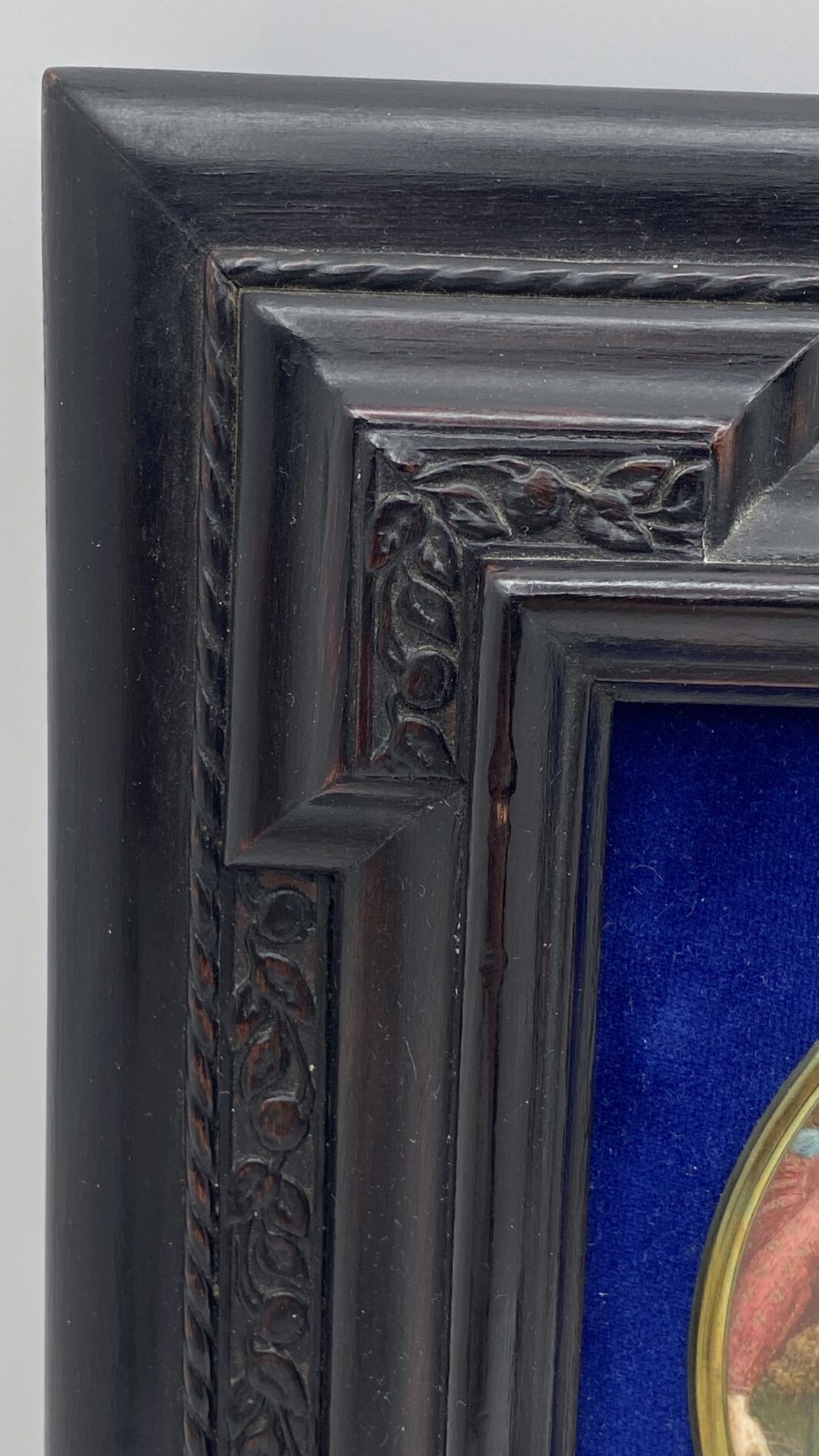 STRAORDINARIA MINIATURA SU AVORIO FIRMATA “M. COLASSI”, RAFFIGURANTE IL CELEBRE DIPINTO CUSTODITO NELLA GALLERIA DEGLI UFFIZI “MADONNA DEL MAGNIFICAT”, DEL GRANDE MAESTRO ITALIANO BOTTICELLI. ITALIA, METÀ DEL XIX sec. (Cornice in legno ebanizzato intagliato e velluto blu, neo rinascimentale, inizi del XX sec.) - immagine 21