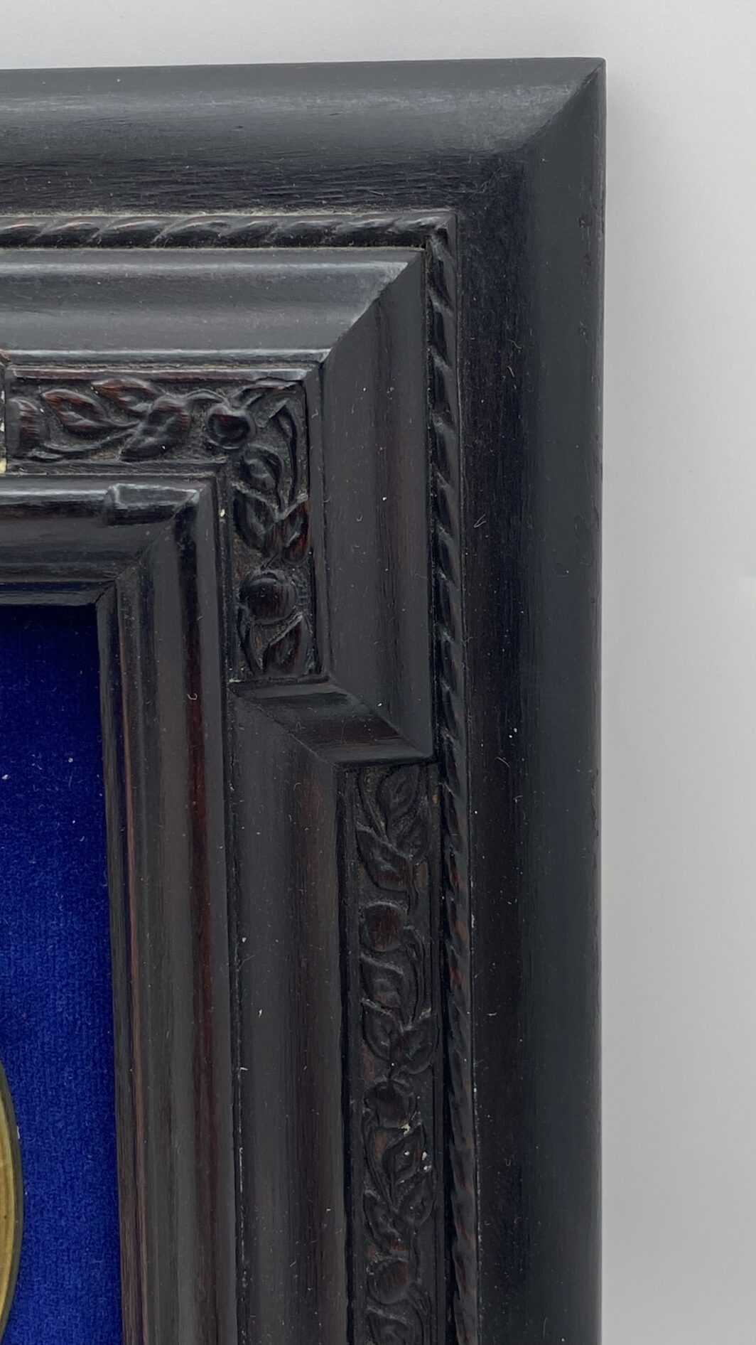 STRAORDINARIA MINIATURA SU AVORIO FIRMATA “M. COLASSI”, RAFFIGURANTE IL CELEBRE DIPINTO CUSTODITO NELLA GALLERIA DEGLI UFFIZI “MADONNA DEL MAGNIFICAT”, DEL GRANDE MAESTRO ITALIANO BOTTICELLI. ITALIA, METÀ DEL XIX sec. (Cornice in legno ebanizzato intagliato e velluto blu, neo rinascimentale, inizi del XX sec.) - immagine 20