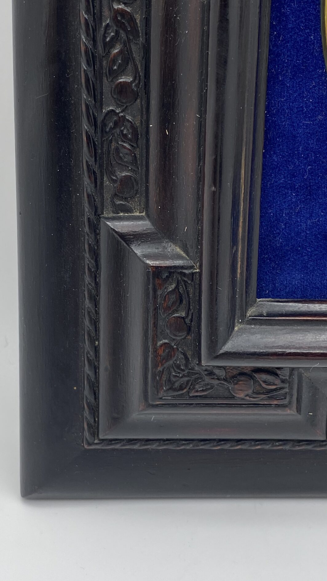 STRAORDINARIA MINIATURA SU AVORIO FIRMATA “M. COLASSI”, RAFFIGURANTE IL CELEBRE DIPINTO CUSTODITO NELLA GALLERIA DEGLI UFFIZI “MADONNA DEL MAGNIFICAT”, DEL GRANDE MAESTRO ITALIANO BOTTICELLI. ITALIA, METÀ DEL XIX sec. (Cornice in legno ebanizzato intagliato e velluto blu, neo rinascimentale, inizi del XX sec.) - immagine 18
