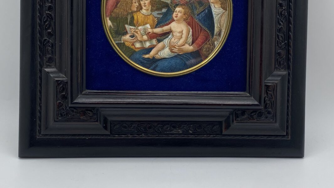 STRAORDINARIA MINIATURA SU AVORIO FIRMATA “M. COLASSI”, RAFFIGURANTE IL CELEBRE DIPINTO CUSTODITO NELLA GALLERIA DEGLI UFFIZI “MADONNA DEL MAGNIFICAT”, DEL GRANDE MAESTRO ITALIANO BOTTICELLI. ITALIA, METÀ DEL XIX sec. (Cornice in legno ebanizzato intagliato e velluto blu, neo rinascimentale, inizi del XX sec.) - immagine 17