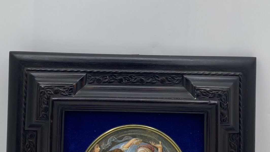 STRAORDINARIA MINIATURA SU AVORIO FIRMATA “M. COLASSI”, RAFFIGURANTE IL CELEBRE DIPINTO CUSTODITO NELLA GALLERIA DEGLI UFFIZI “MADONNA DEL MAGNIFICAT”, DEL GRANDE MAESTRO ITALIANO BOTTICELLI. ITALIA, METÀ DEL XIX sec. (Cornice in legno ebanizzato intagliato e velluto blu, neo rinascimentale, inizi del XX sec.) - immagine 16