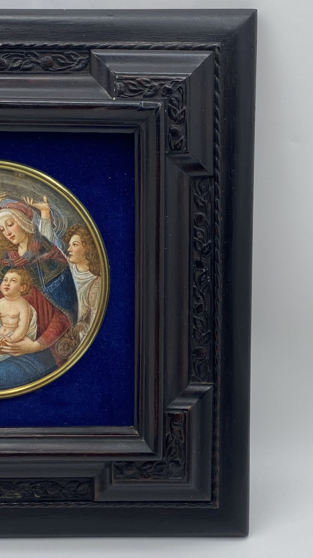 STRAORDINARIA MINIATURA SU AVORIO FIRMATA “M. COLASSI”, RAFFIGURANTE IL CELEBRE DIPINTO CUSTODITO NELLA GALLERIA DEGLI UFFIZI “MADONNA DEL MAGNIFICAT”, DEL GRANDE MAESTRO ITALIANO BOTTICELLI. ITALIA, METÀ DEL XIX sec. (Cornice in legno ebanizzato intagliato e velluto blu, neo rinascimentale, inizi del XX sec.) - immagine 15