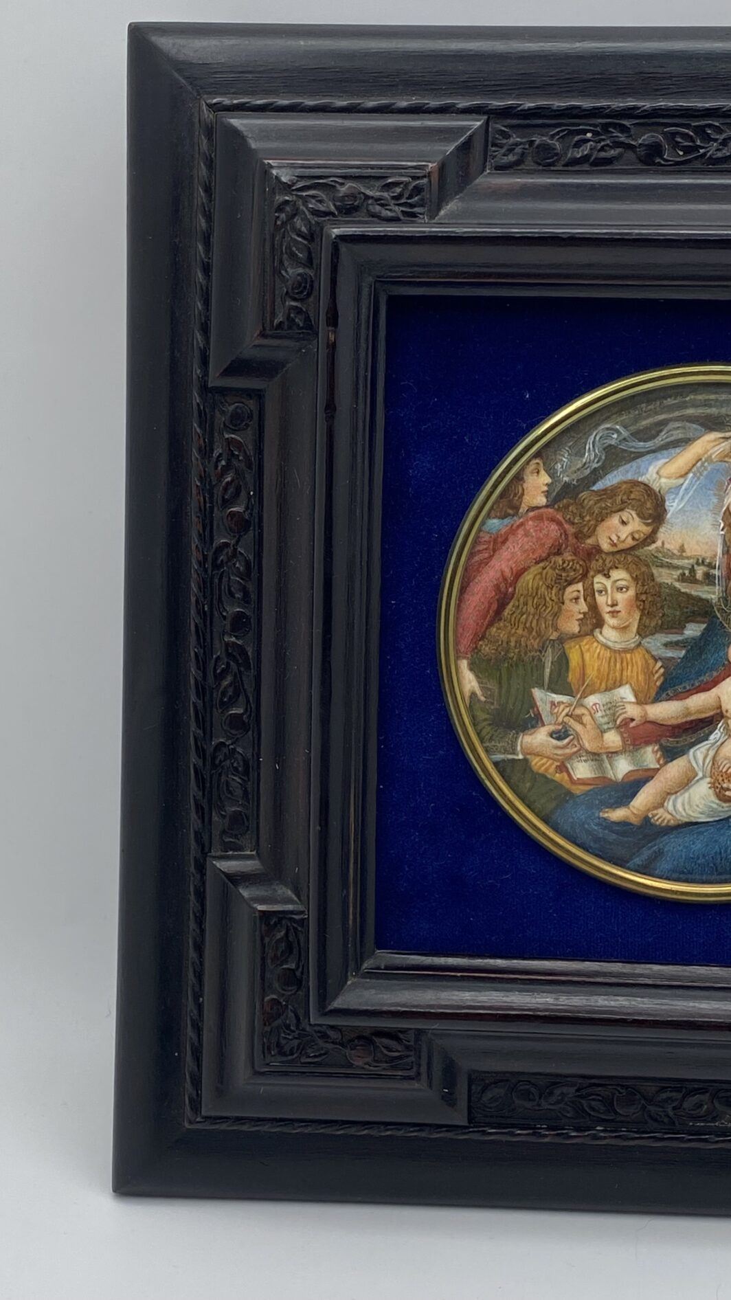 STRAORDINARIA MINIATURA SU AVORIO FIRMATA “M. COLASSI”, RAFFIGURANTE IL CELEBRE DIPINTO CUSTODITO NELLA GALLERIA DEGLI UFFIZI “MADONNA DEL MAGNIFICAT”, DEL GRANDE MAESTRO ITALIANO BOTTICELLI. ITALIA, METÀ DEL XIX sec. (Cornice in legno ebanizzato intagliato e velluto blu, neo rinascimentale, inizi del XX sec.) - immagine 14